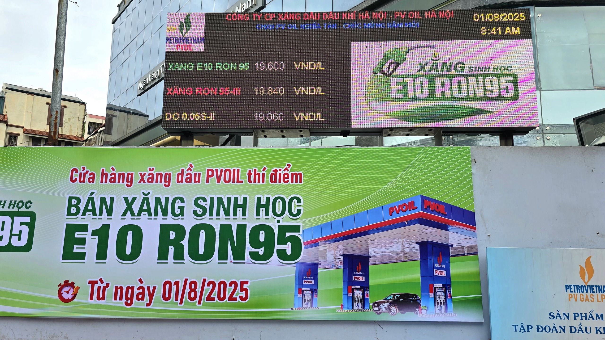 Khách hàng dè dặt trải nghiệm xăng E10 trong ngày đầu thí điểm tại Hà Nội- Ảnh 4. Khách hàng dè dặt trải nghiệm xăng E10 trong ngày đầu thí điểm tại Hà Nội- Ảnh 4.