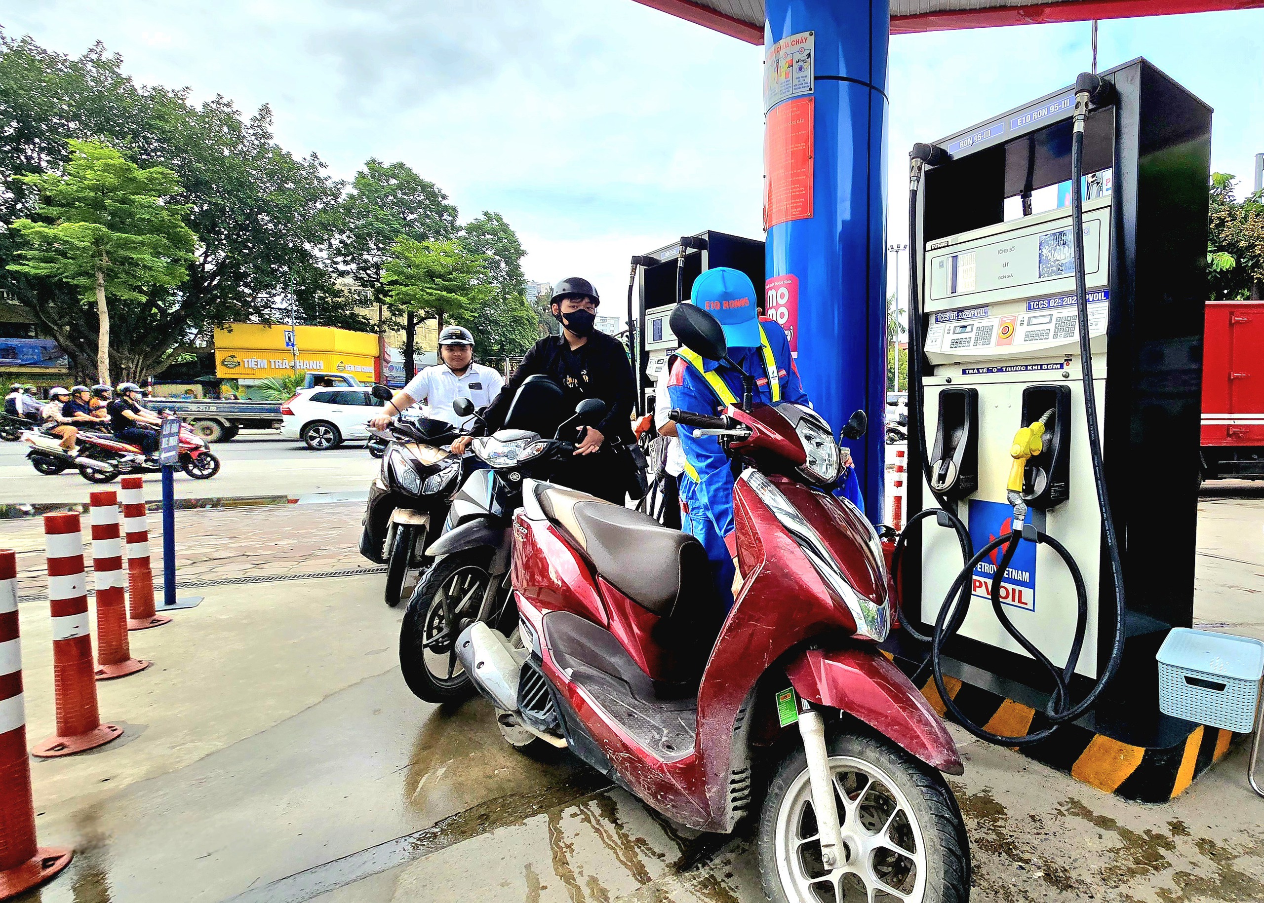 Khách hàng dè dặt trải nghiệm xăng E10 trong ngày đầu thí điểm tại Hà Nội- Ảnh 2. Khách hàng dè dặt trải nghiệm xăng E10 trong ngày đầu thí điểm tại Hà Nội- Ảnh 2.