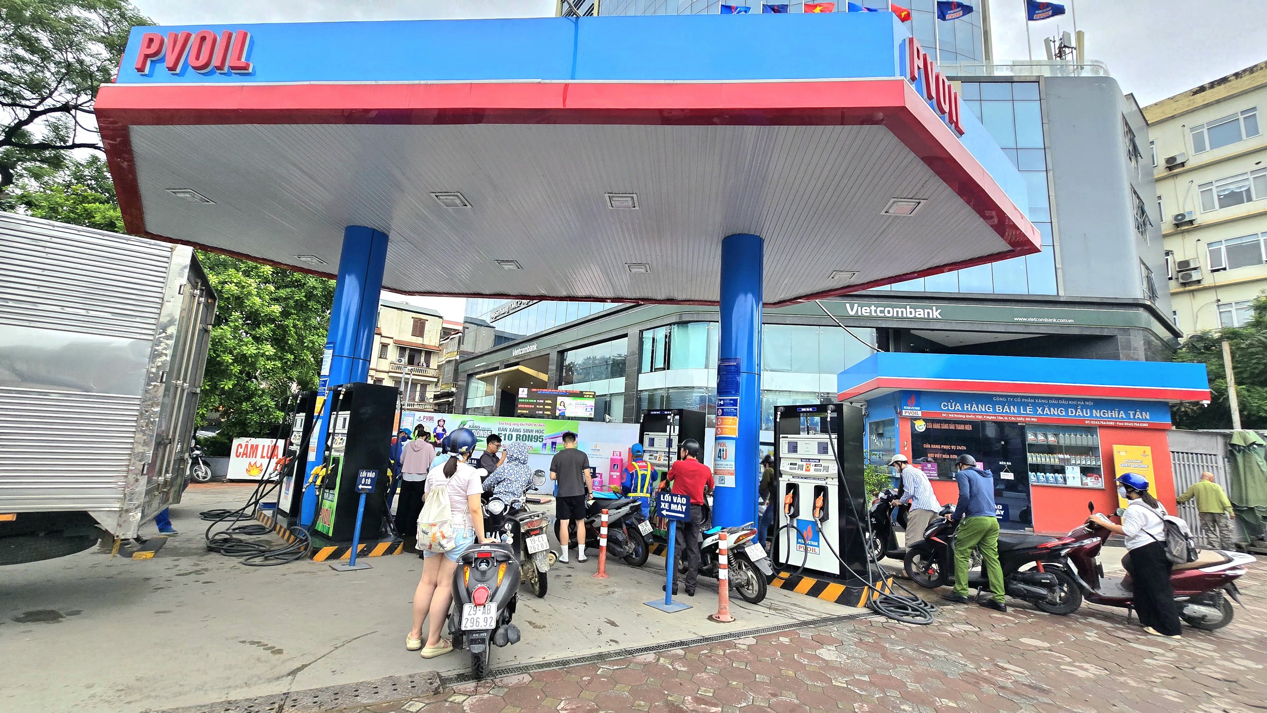 Khách hàng dè dặt trải nghiệm xăng E10 trong ngày đầu thí điểm tại Hà Nội- Ảnh 3. Khách hàng dè dặt trải nghiệm xăng E10 trong ngày đầu thí điểm tại Hà Nội- Ảnh 3.