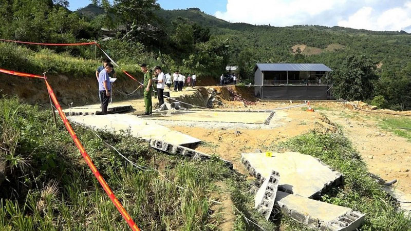 Lào Cai: Sập tường bể nước nuôi cá, 2 người tử vong, 2 trẻ em nguy kịch- Ảnh 1.