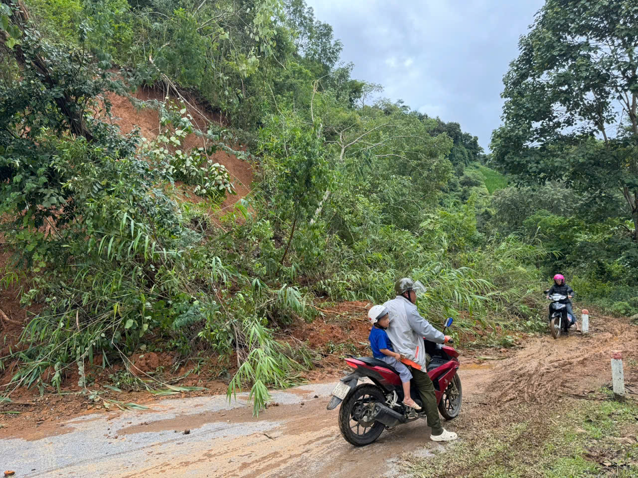 Điện Biên: Đường vào các bản bị sạt lở khó khăn, nhiều điểm chưa tiếp cận được- Ảnh 3. Điện Biên: Đường vào các bản bị sạt lở khó khăn, nhiều điểm chưa tiếp cận được- Ảnh 3.