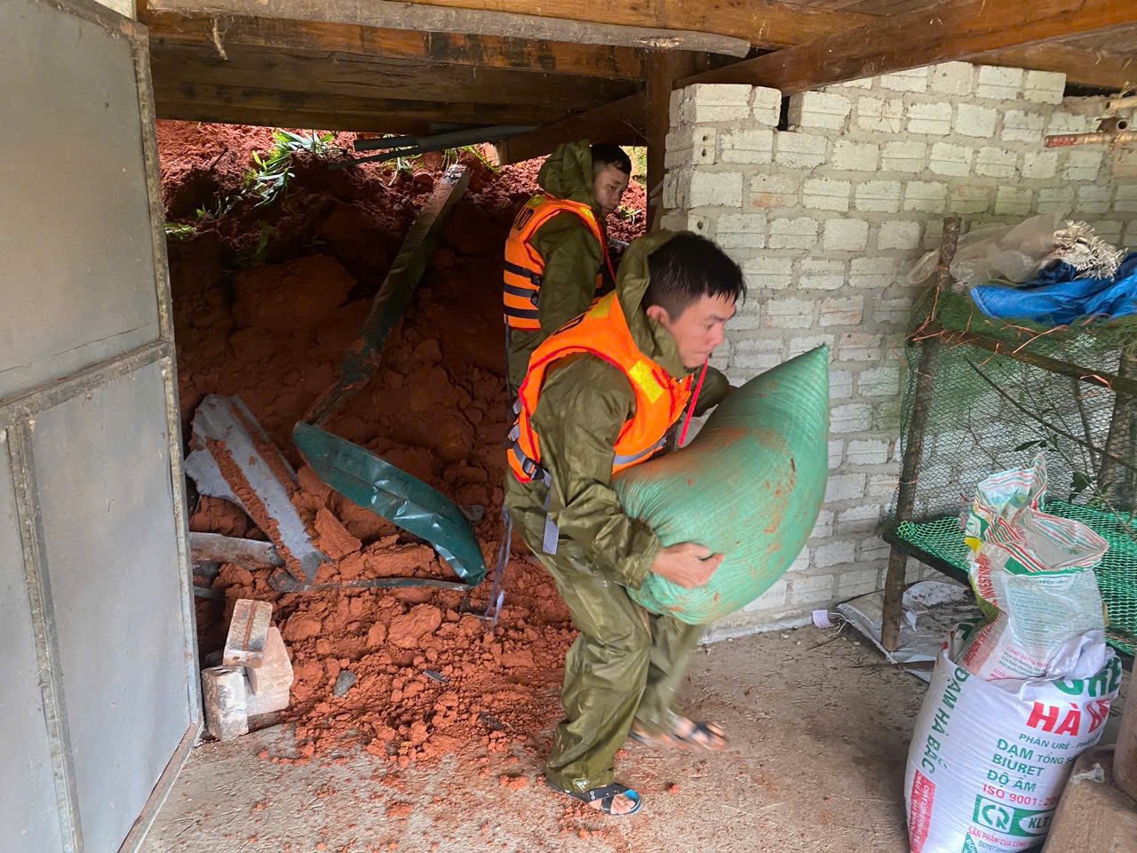 Điện Biên: Hỗ trợ người dân vùng sạt lở, lũ quét đến nơi an toàn- Ảnh 2. Điện Biên: Hỗ trợ người dân vùng sạt lở, lũ quét đến nơi an toàn- Ảnh 2.