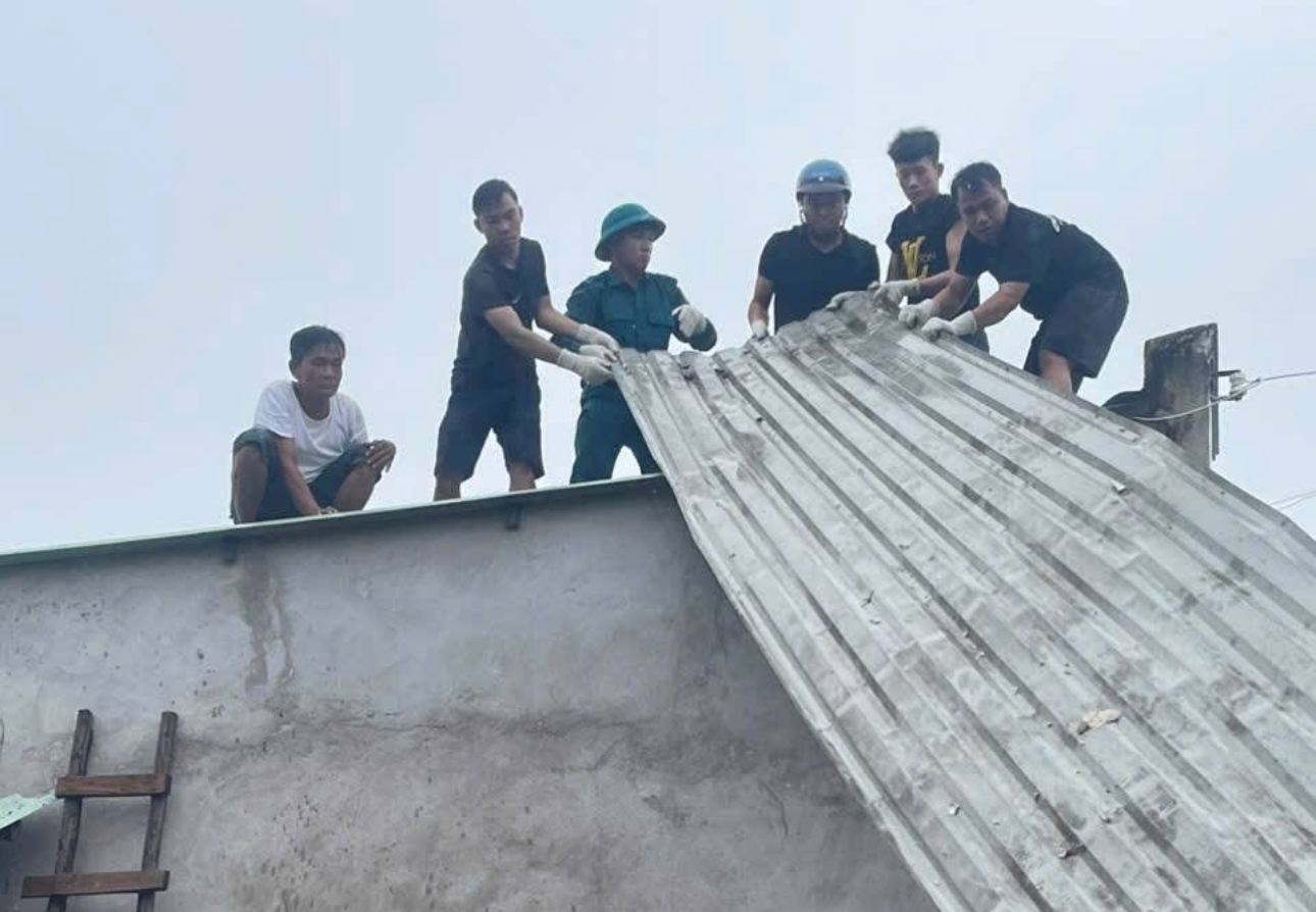 TP.HCM: Hỗ trợ kịp thời 5 hộ dân bị dông lốc tốc mái nhà, hư hỏng tài sản ở Phú Mỹ- Ảnh 1. TP.HCM: Hỗ trợ kịp thời 5 hộ dân bị dông lốc tốc mái nhà, hư hỏng tài sản ở Phú Mỹ- Ảnh 1.