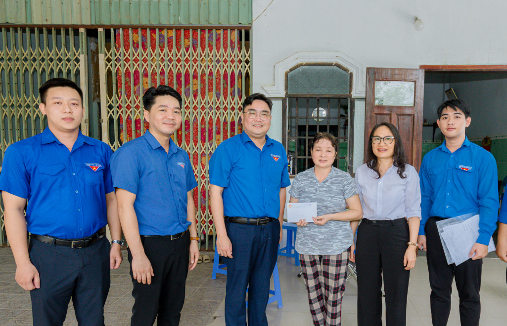 TP.HCM: Hỗ trợ kịp thời 5 hộ dân bị dông lốc tốc mái nhà, hư hỏng tài sản ở Phú Mỹ- Ảnh 2. TP.HCM: Hỗ trợ kịp thời 5 hộ dân bị dông lốc tốc mái nhà, hư hỏng tài sản ở Phú Mỹ- Ảnh 2.