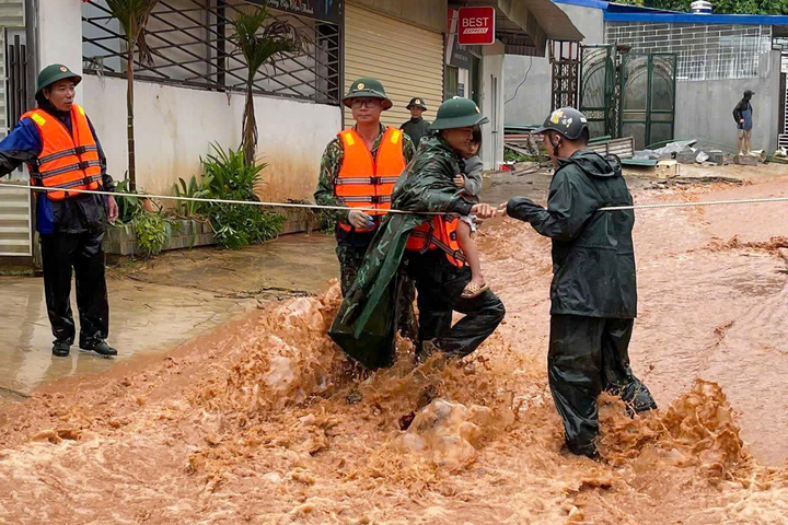 Mưa lũ tại Điện Biên: Tập trung tìm kiếm người mất tích, khắc phục các tuyến đường sạt lở- Ảnh 1.