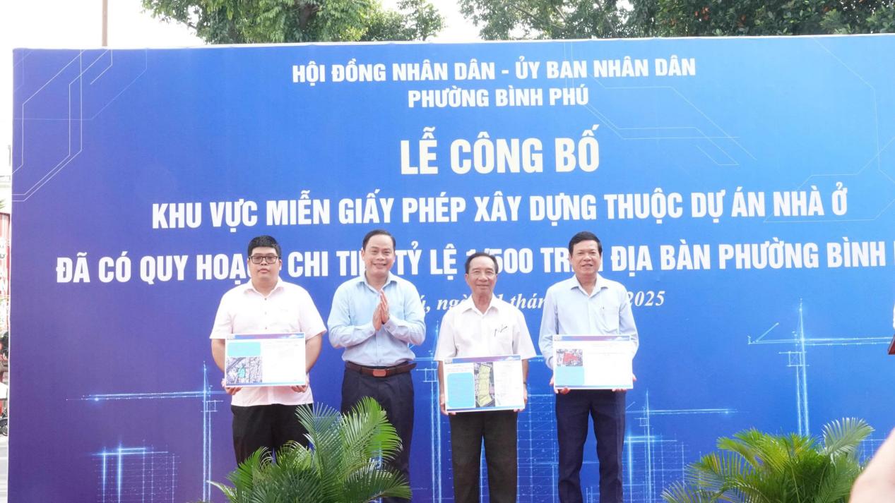 TP.HCM: Phường Bình Phú công bố khu vực miễn giấy phép xây dựng- Ảnh 1. z6862055645860_1681e9cc883e250faced658bbd4cb19a