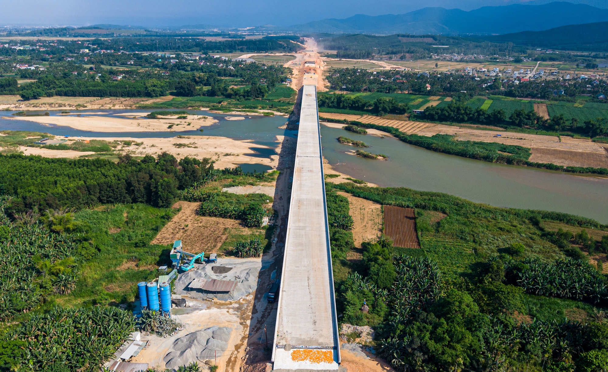Ngắm cầu dài nhất cao tốc Bắc - Nam qua Quảng Ngãi sắp về đích- Ảnh 2. Ngắm cầu dài nhất cao tốc Bắc - Nam qua Quảng Ngãi sắp về đích- Ảnh 2.