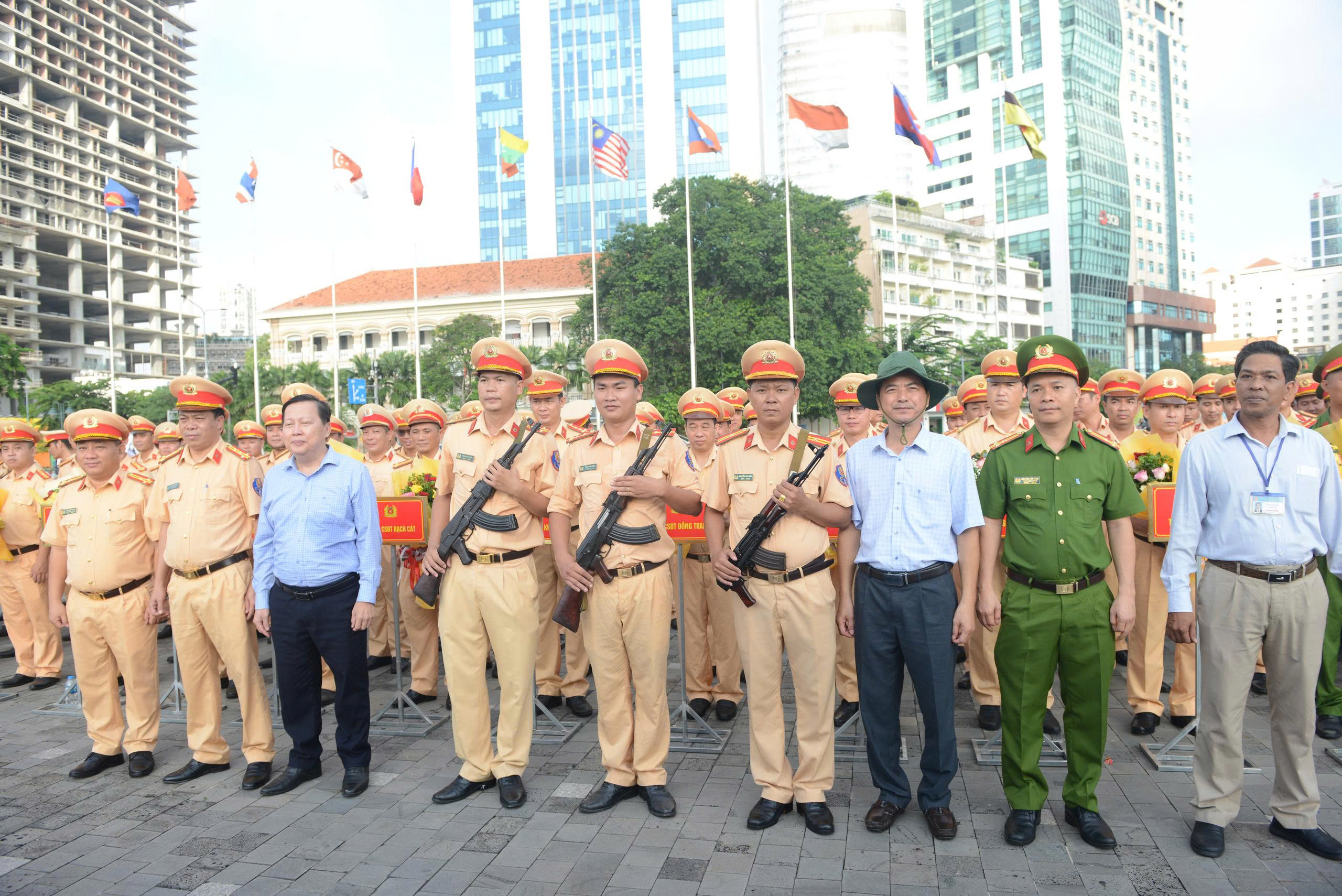 Công an TP.HCM ra quân cao điểm trấn áp tội phạm trên đường thủy- Ảnh 2. Công an TP.HCM ra quân cao điểm trấn áp tội phạm trên đường thủy- Ảnh 2.