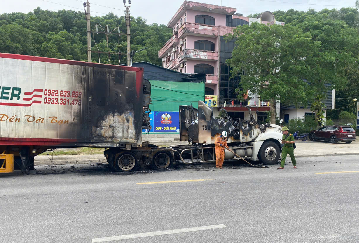 Xe container bốc cháy ngùn ngụt trên quốc lộ 1 đoạn qua Hà Tĩnh- Ảnh 1. Xe container bốc cháy ngùn ngụt trên quốc lộ 1 đoạn qua Hà Tĩnh- Ảnh 1.