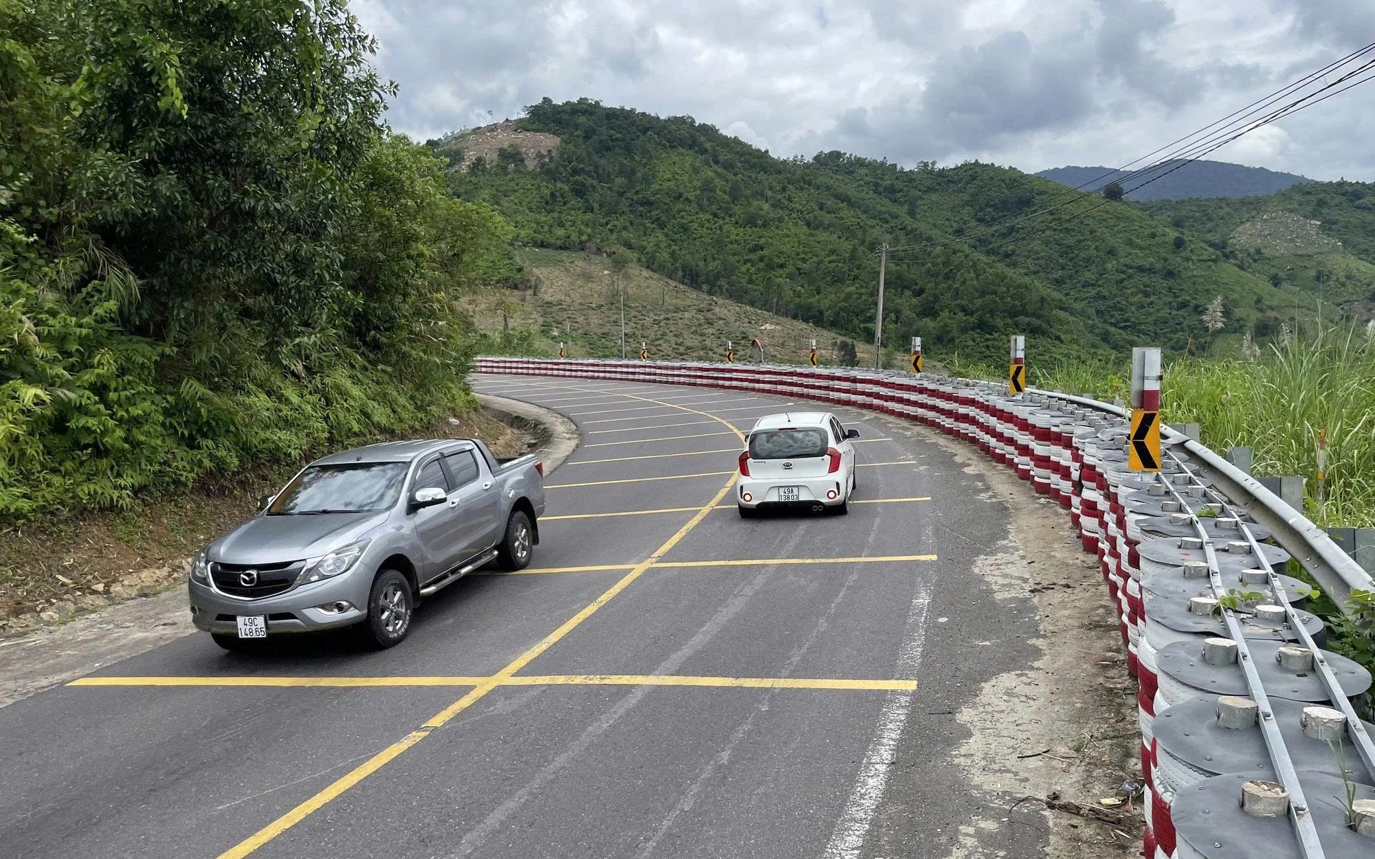 Phạt tiền, trừ điểm tài xế ô tô con vượt ẩu suýt gây tai nạn trên đèo Khánh Lê
