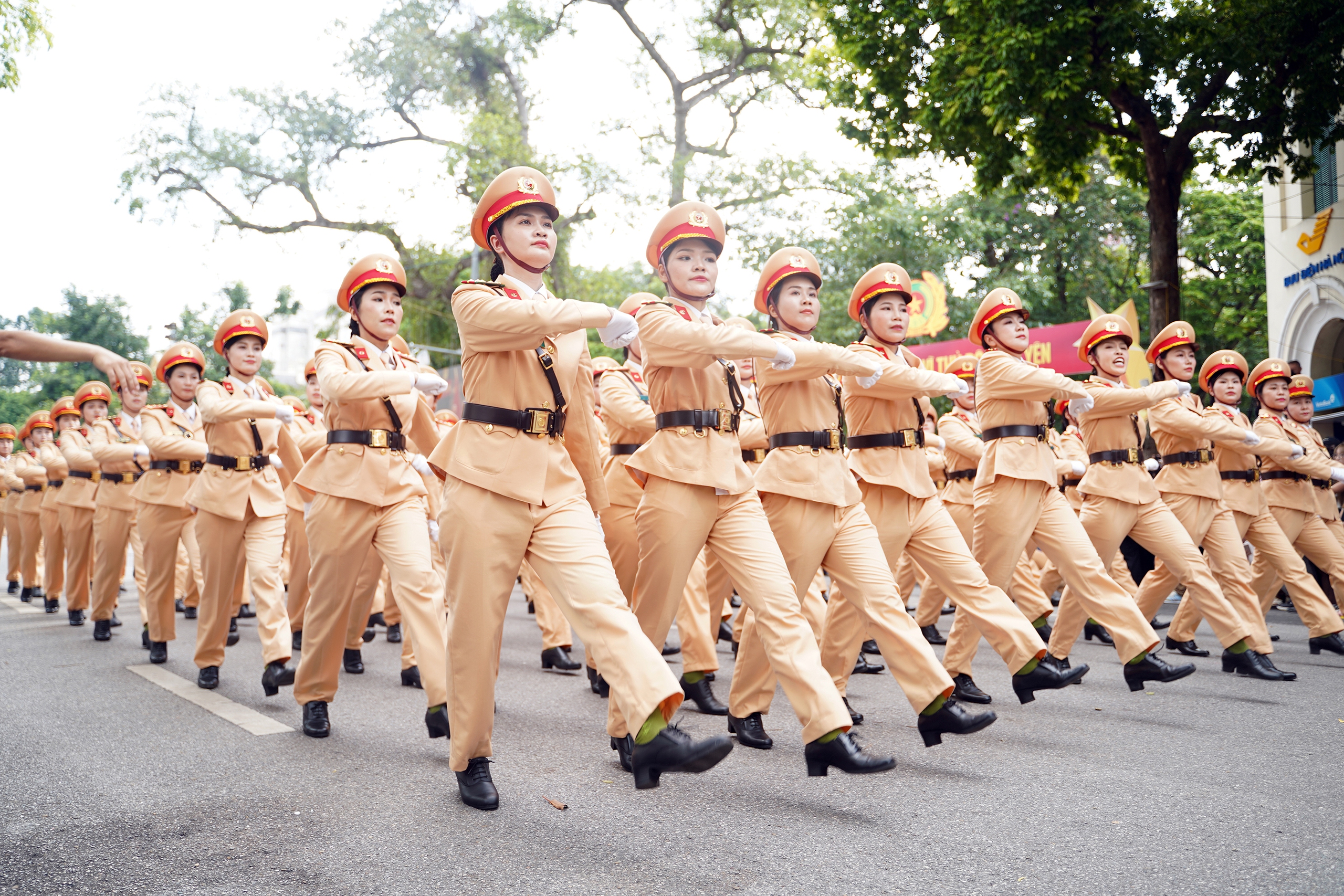 Gần 3.000 cán bộ, chiến sĩ Công an Hà Nội diễu hành, trình diễn võ thuật bên hồ Gươm- Ảnh 3. Gần 3.000 cán bộ, chiến sĩ Công an Hà Nội diễu hành, trình diễn võ thuật bên hồ Gươm- Ảnh 3.
