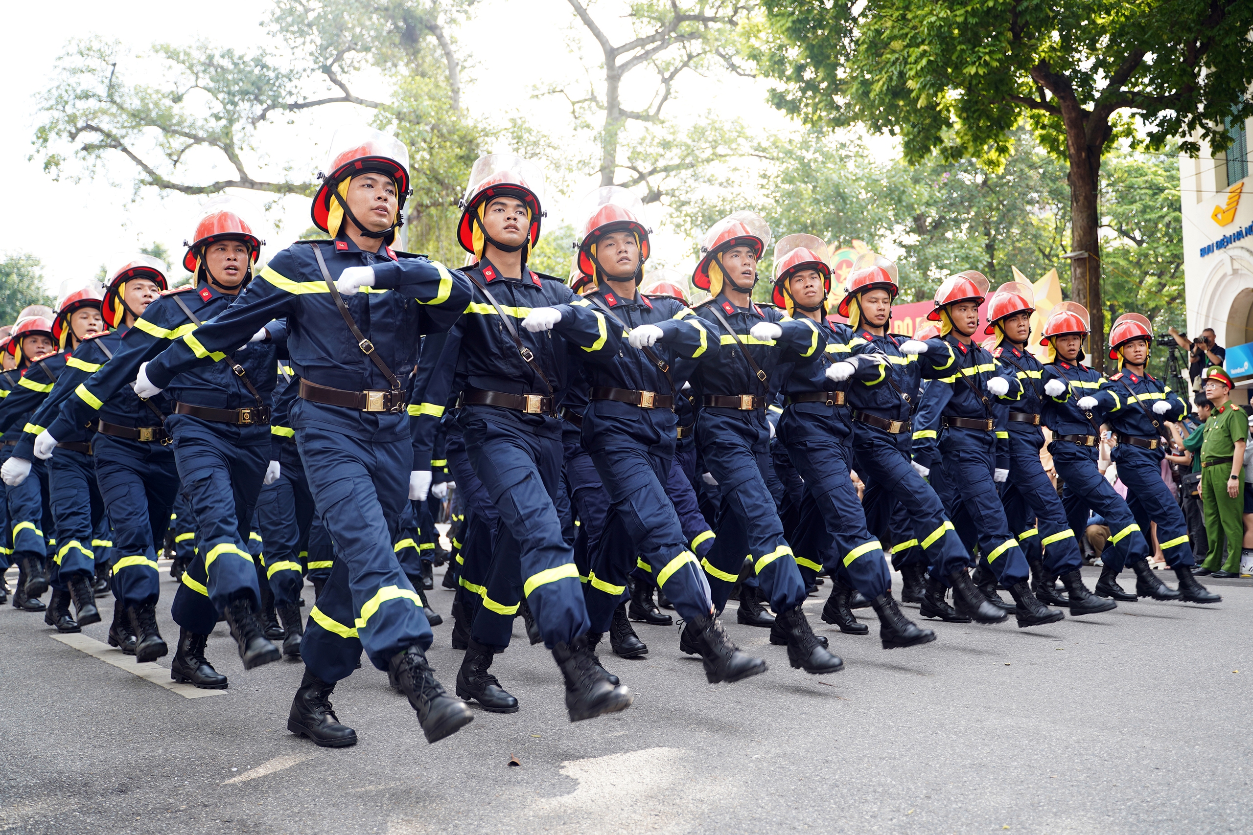 Gần 3.000 cán bộ, chiến sĩ Công an Hà Nội diễu hành, trình diễn võ thuật bên hồ Gươm- Ảnh 4. Gần 3.000 cán bộ, chiến sĩ Công an Hà Nội diễu hành, trình diễn võ thuật bên hồ Gươm- Ảnh 4.