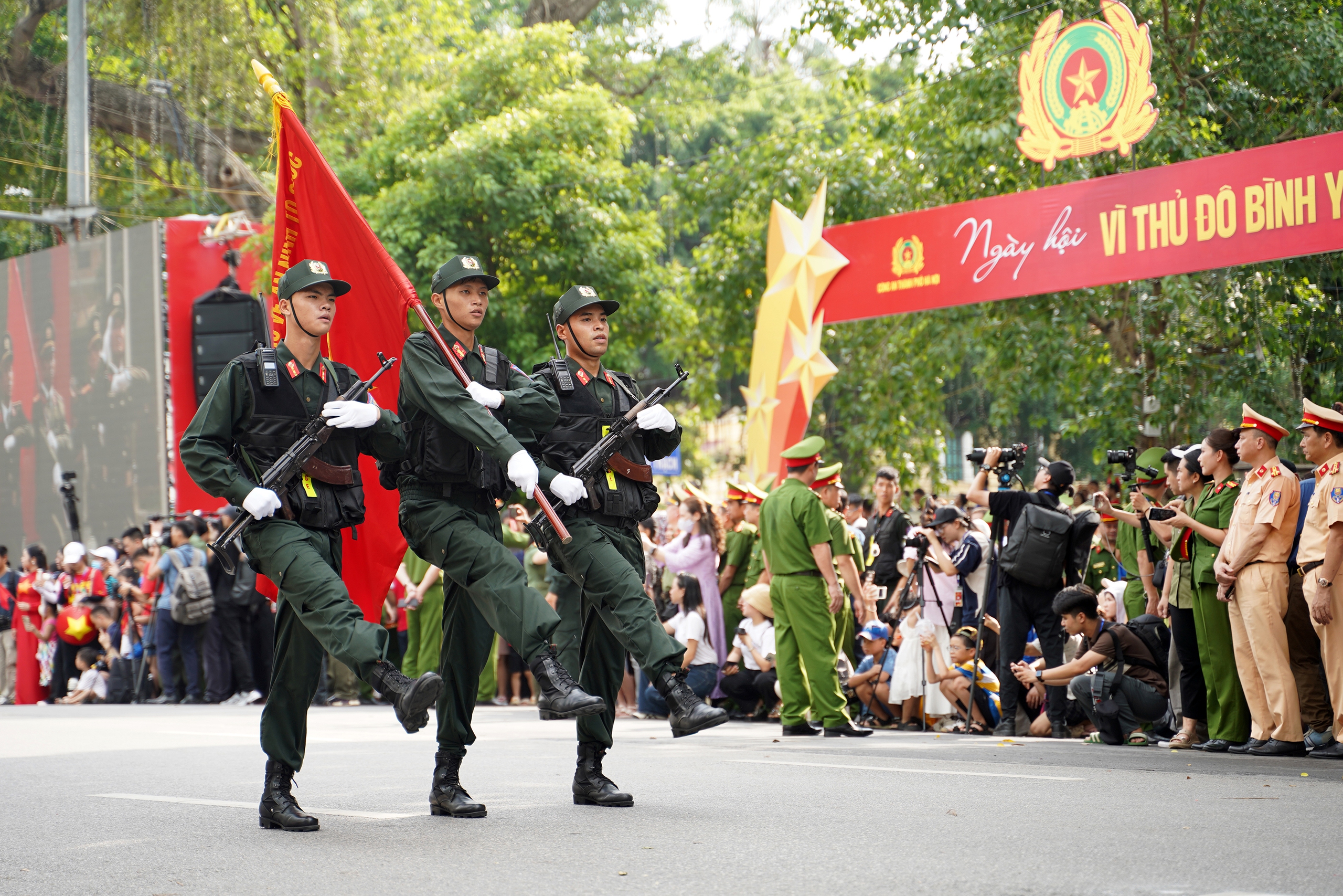 Gần 3.000 cán bộ, chiến sĩ Công an Hà Nội diễu hành, trình diễn võ thuật bên hồ Gươm- Ảnh 11. Gần 3.000 cán bộ, chiến sĩ Công an Hà Nội diễu hành, trình diễn võ thuật bên hồ Gươm- Ảnh 11.