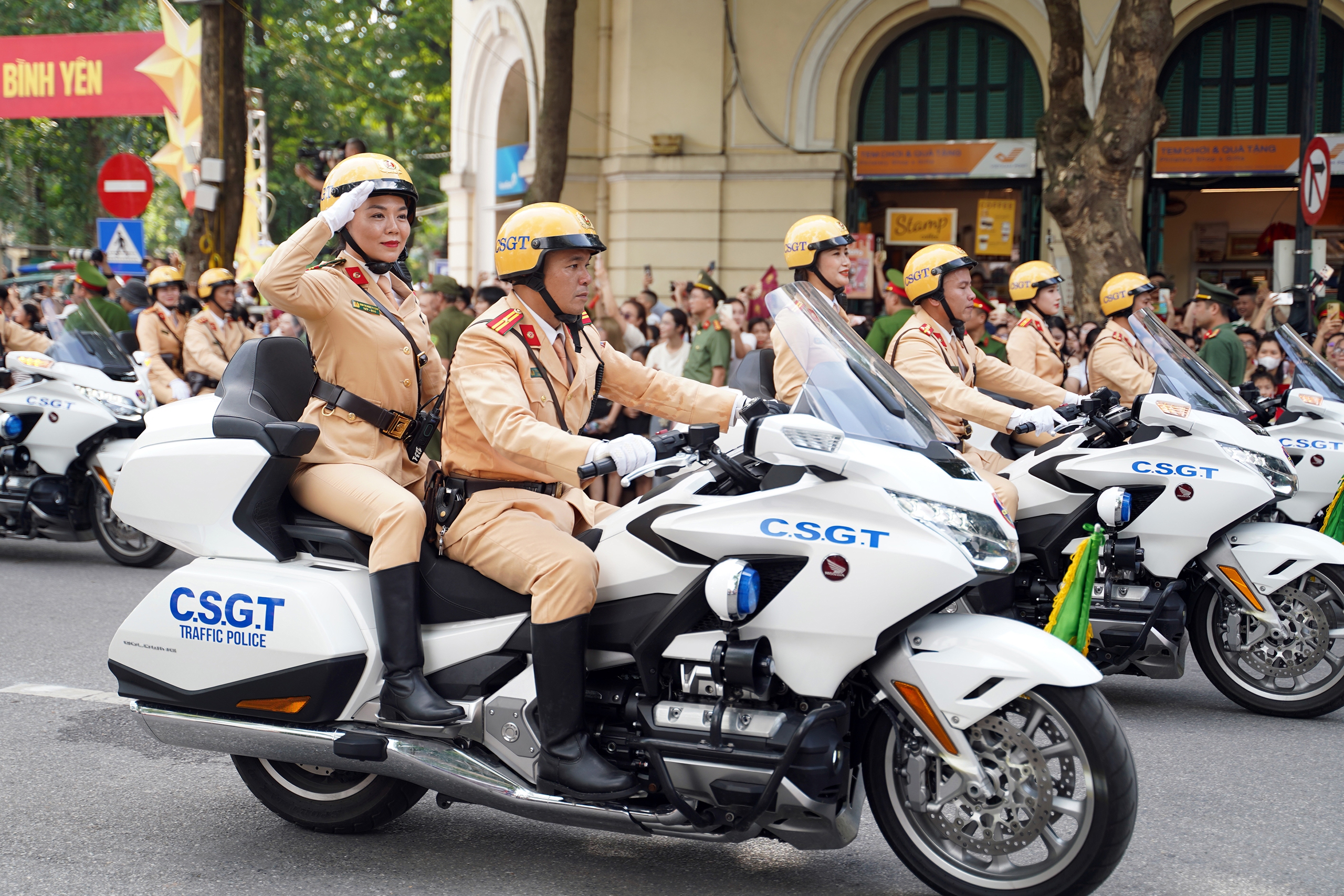 Gần 3.000 cán bộ, chiến sĩ Công an Hà Nội diễu hành, trình diễn võ thuật bên hồ Gươm- Ảnh 6. Gần 3.000 cán bộ, chiến sĩ Công an Hà Nội diễu hành, trình diễn võ thuật bên hồ Gươm- Ảnh 6.