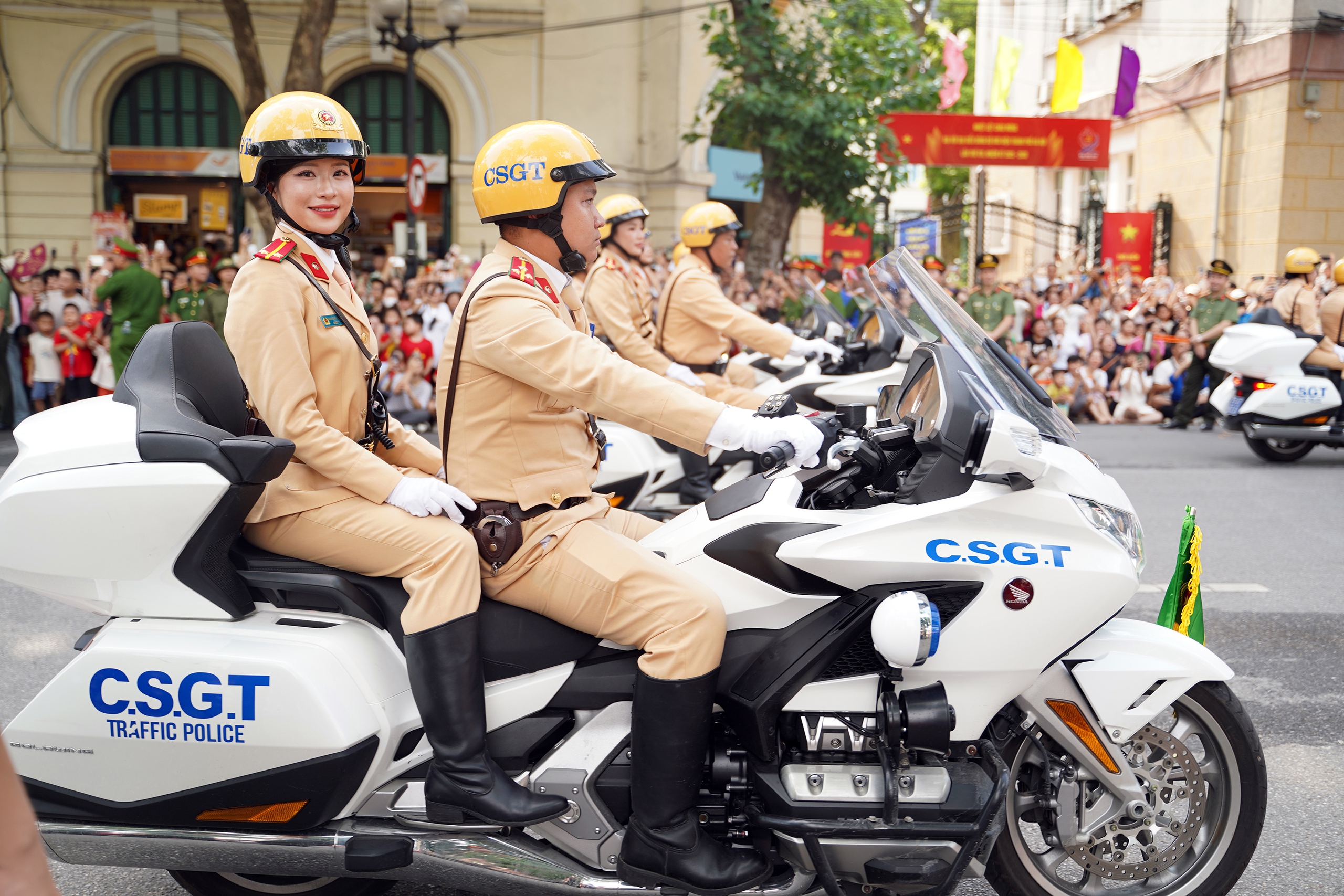 Gần 3.000 cán bộ, chiến sĩ Công an Hà Nội diễu hành, trình diễn võ thuật bên hồ Gươm- Ảnh 5. Gần 3.000 cán bộ, chiến sĩ Công an Hà Nội diễu hành, trình diễn võ thuật bên hồ Gươm- Ảnh 5.