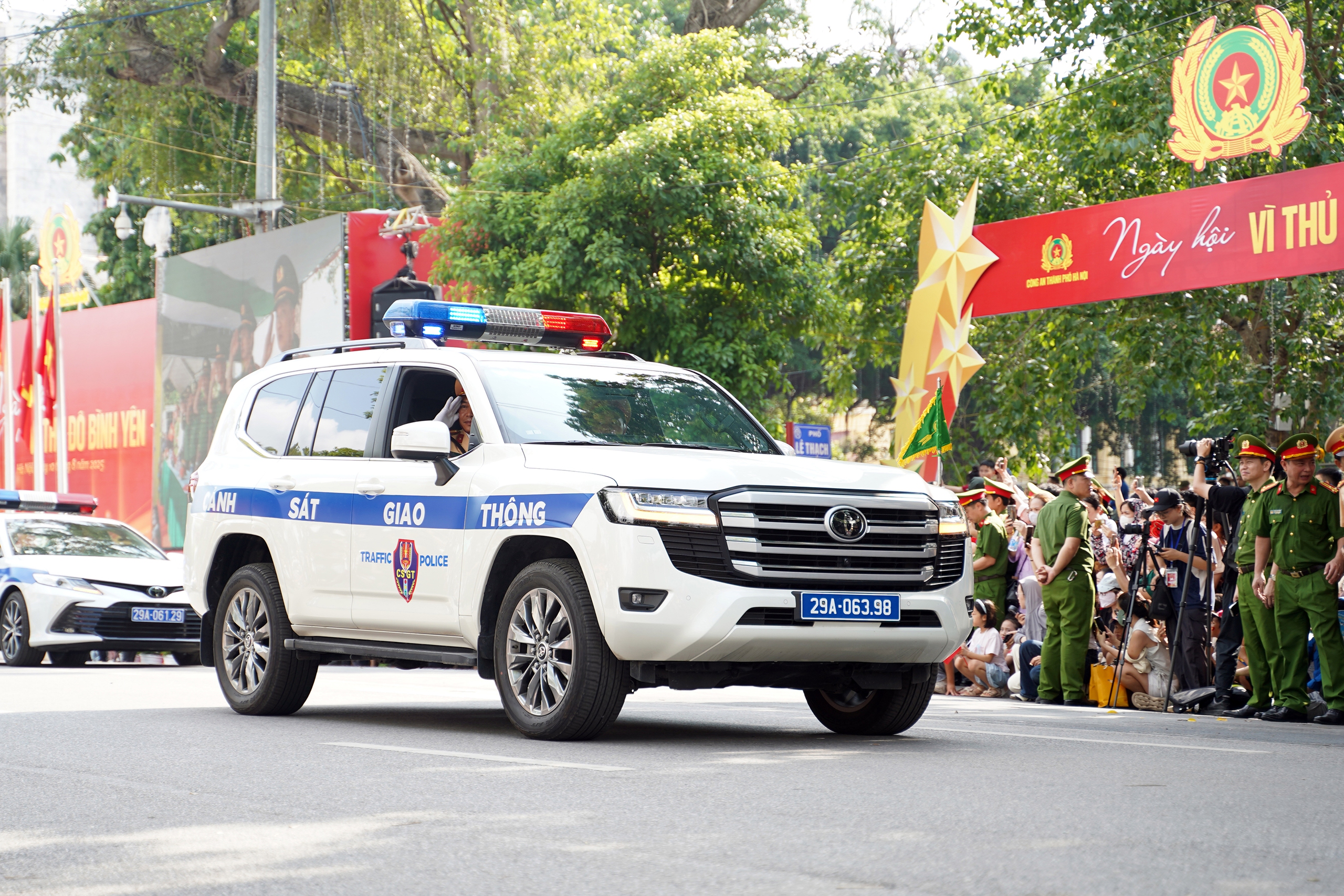 Gần 3.000 cán bộ, chiến sĩ Công an Hà Nội diễu hành, trình diễn võ thuật bên hồ Gươm- Ảnh 7. Gần 3.000 cán bộ, chiến sĩ Công an Hà Nội diễu hành, trình diễn võ thuật bên hồ Gươm- Ảnh 7.