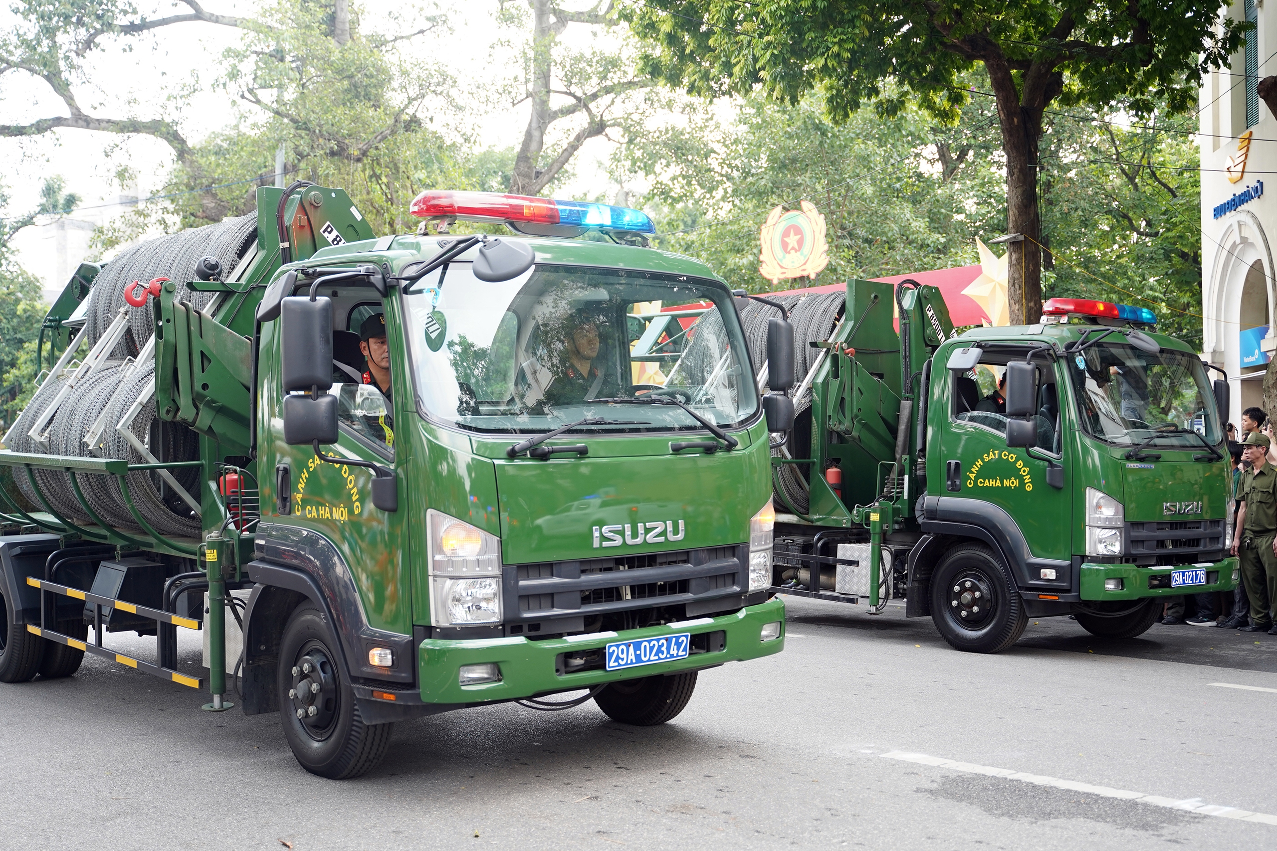 Gần 3.000 cán bộ, chiến sĩ Công an Hà Nội diễu hành, trình diễn võ thuật bên hồ Gươm- Ảnh 10. Gần 3.000 cán bộ, chiến sĩ Công an Hà Nội diễu hành, trình diễn võ thuật bên hồ Gươm- Ảnh 10.