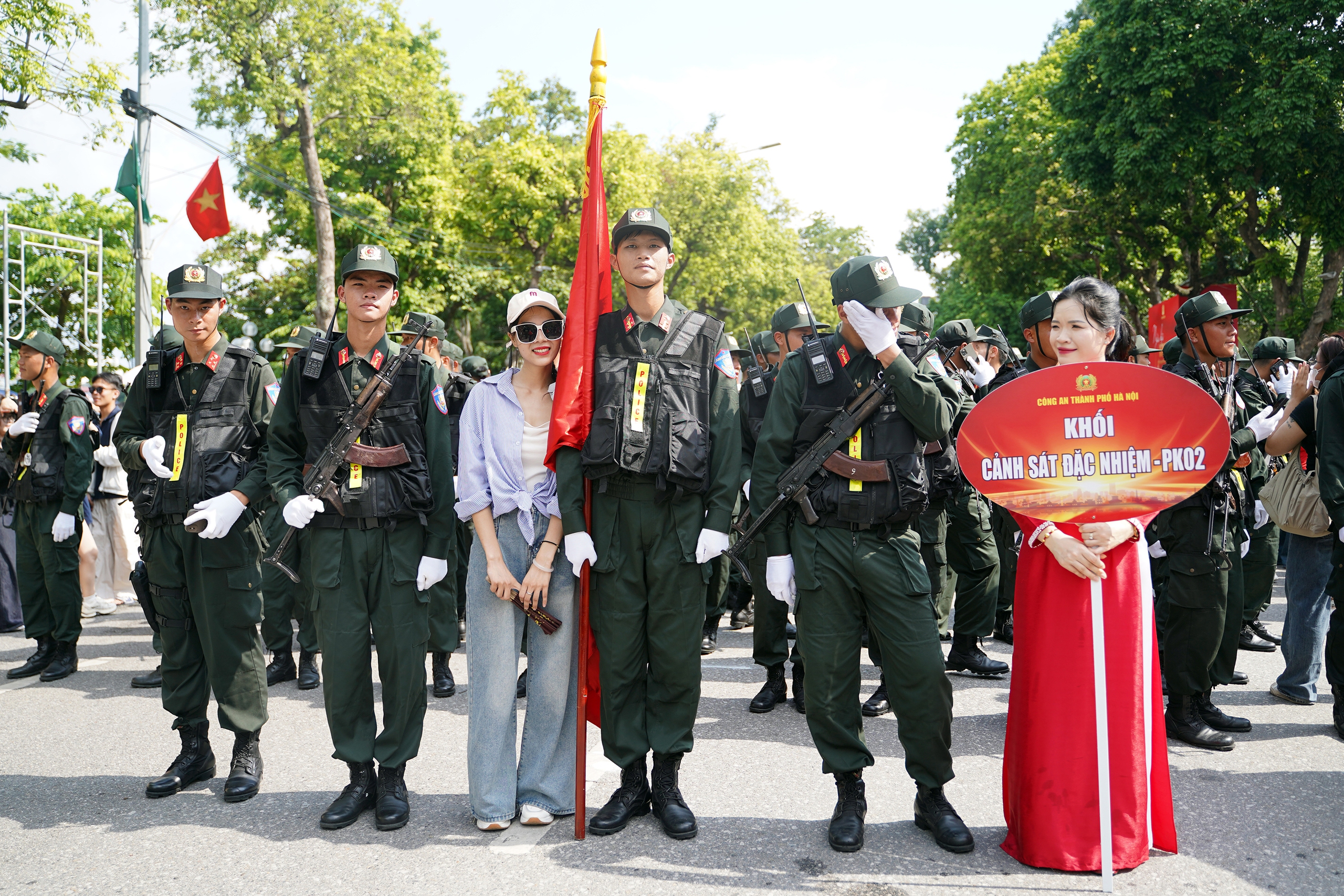 Gần 3.000 cán bộ, chiến sĩ Công an Hà Nội diễu hành, trình diễn võ thuật bên hồ Gươm- Ảnh 16. Gần 3.000 cán bộ, chiến sĩ Công an Hà Nội diễu hành, trình diễn võ thuật bên hồ Gươm- Ảnh 16.