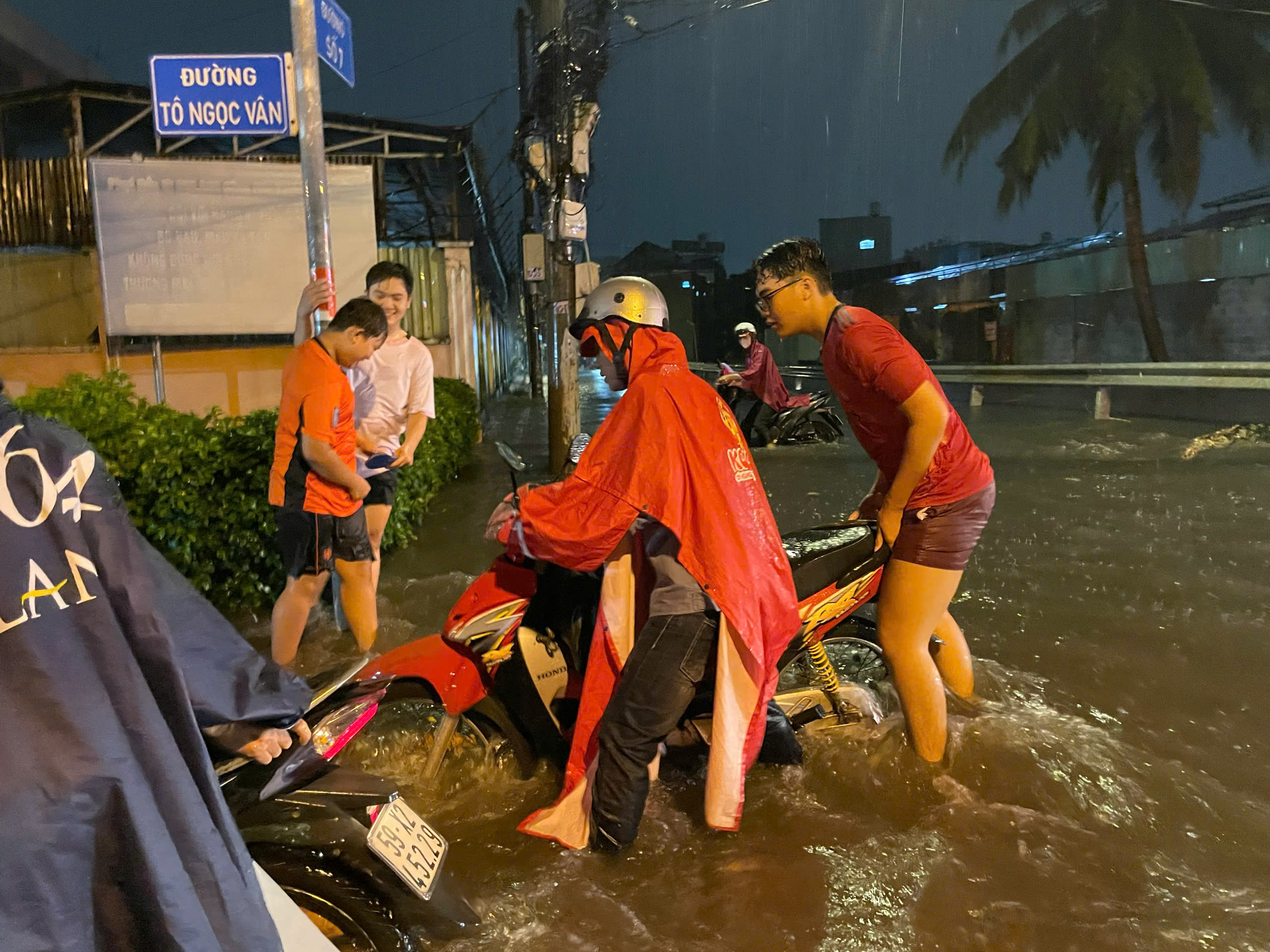 Mưa lớn nhấn chìm nhiều tuyến đường ở TP.HCM, người dân chật vật khi đi lại- Ảnh 8.