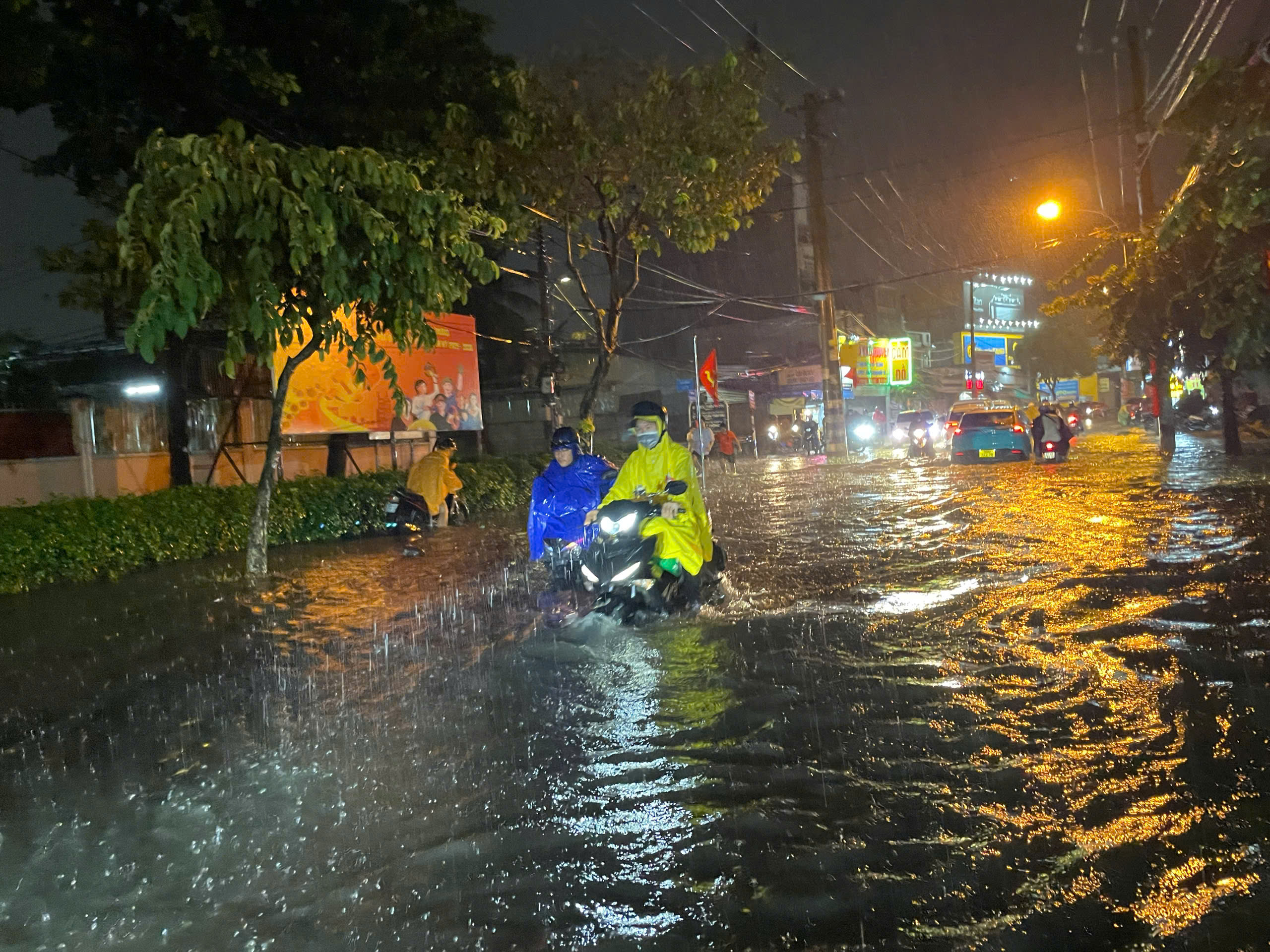 Mưa lớn nhấn chìm nhiều tuyến đường ở TP.HCM, người dân chật vật khi đi lại- Ảnh 2.