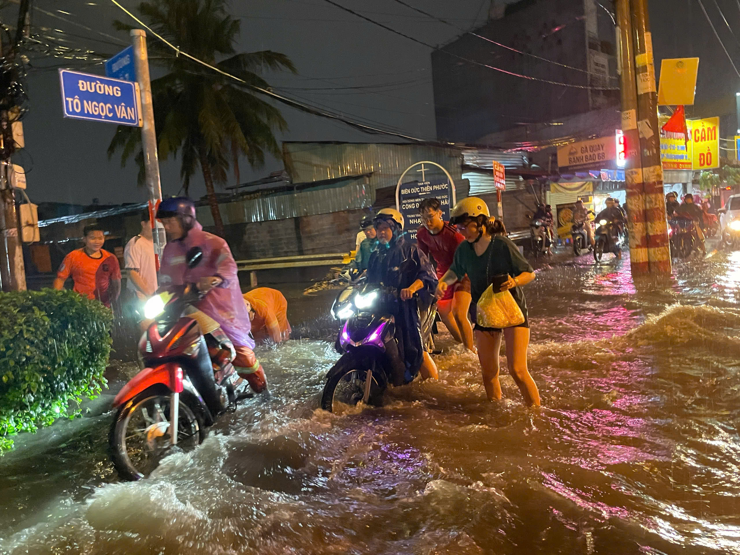 Mưa lớn nhấn chìm nhiều tuyến đường ở TP.HCM, người dân chật vật khi đi lại- Ảnh 6.