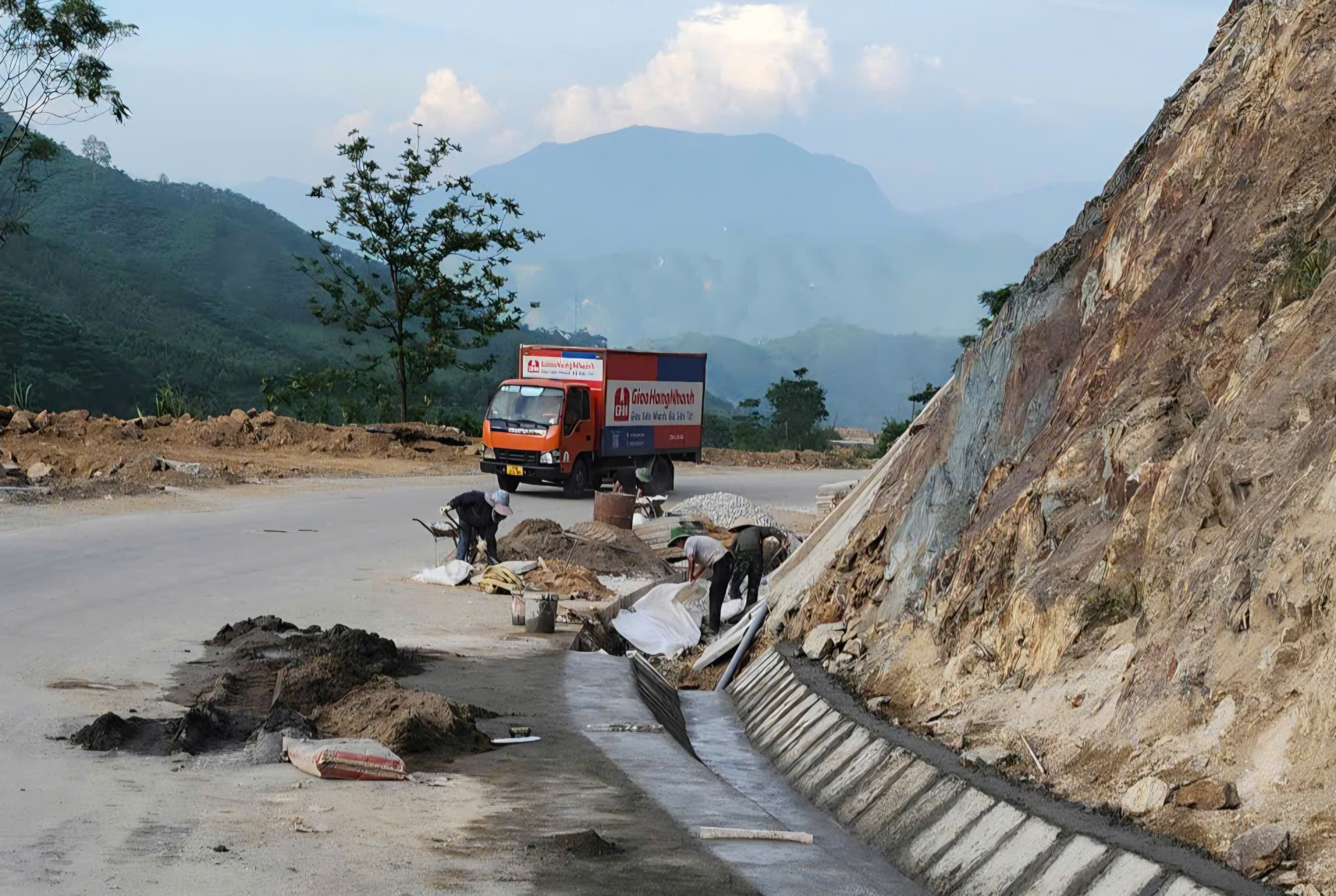 Ăn núi, ngủ rừng và lời hứa tiến độ tuyến đường hơn 1.300 tỷ đồng nối Lào Cai - Lai Châu- Ảnh 6.