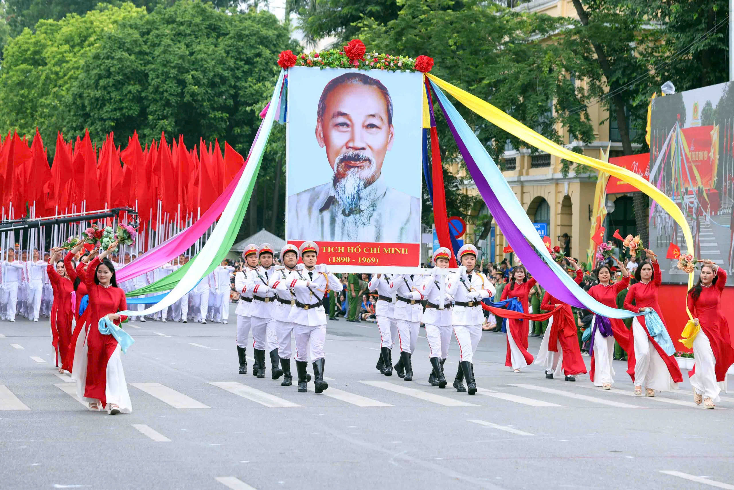 Gần 3.000 cán bộ, chiến sĩ Công an Hà Nội diễu hành, trình diễn võ thuật bên hồ Gươm- Ảnh 1. Gần 3.000 cán bộ, chiến sĩ Công an Hà Nội diễu hành, trình diễn võ thuật bên hồ Gươm- Ảnh 1.