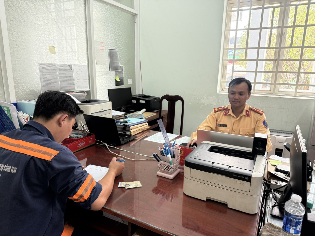 TP.HCM: Lái xe chở rác "diễn xiếc" trên đường bị xử phạt- Ảnh 1. TP.HCM: Lái xe chở rác "diễn xiếc" trên đường bị xử phạt- Ảnh 1.