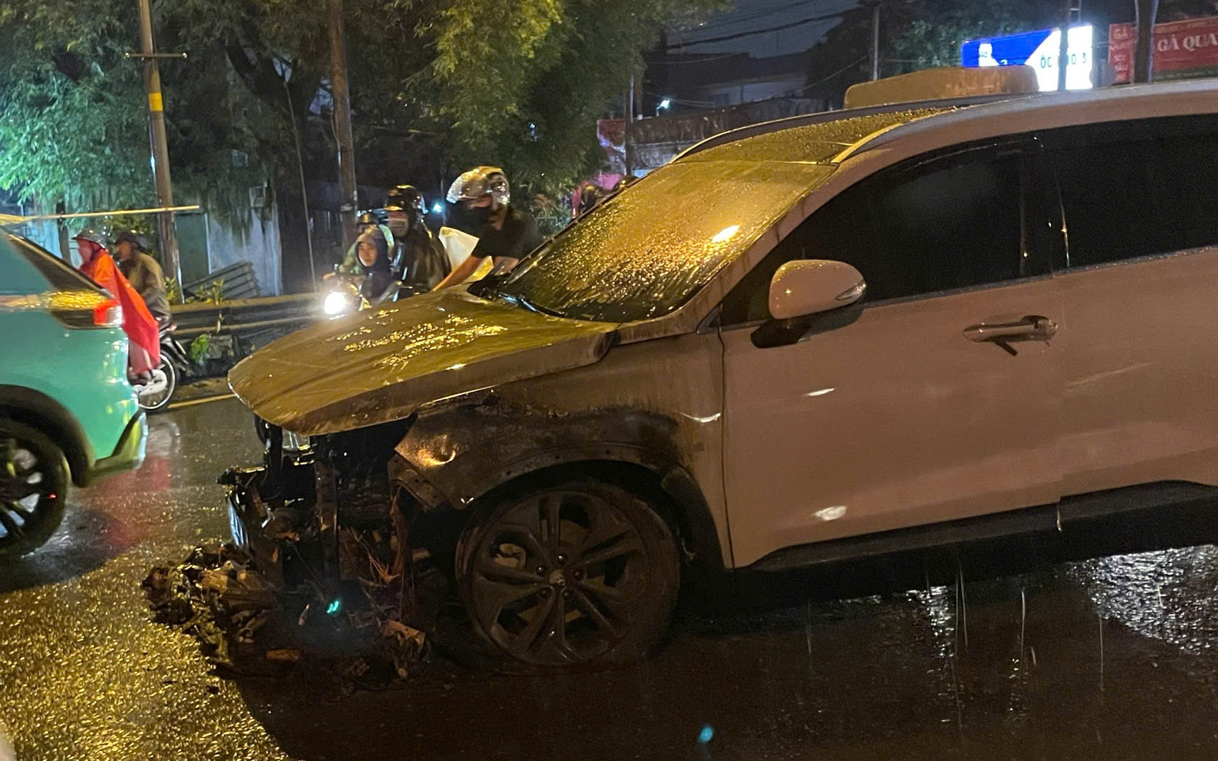 Ô tô bốc cháy trong cơn mưa lớn tại TP.HCM