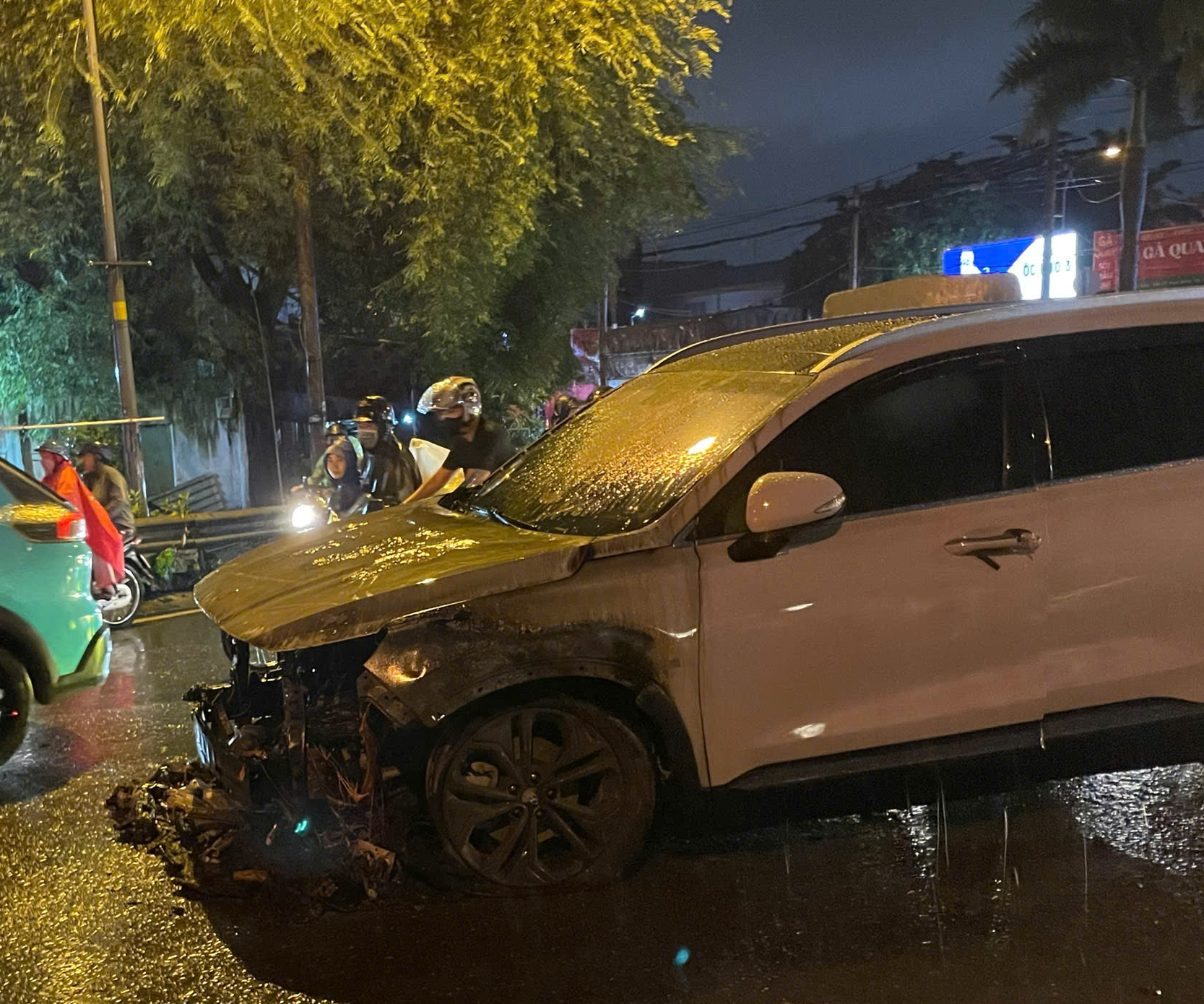 Ô tô bốc cháy trong cơn mưa lớn tại TP.HCM- Ảnh 1. Ô tô bốc cháy trong cơn mưa lớn tại TP.HCM- Ảnh 1.