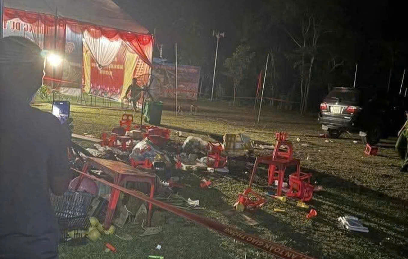 Lào Cai: Xe lùi trúng nhóm trẻ ở nhà văn hóa, 1 bé tử vong, 7 bé bị thương- Ảnh 1. Lào Cai: Xe lùi trúng nhóm trẻ ở nhà văn hóa, 1 bé tử vong, 7 bé bị thương- Ảnh 1.