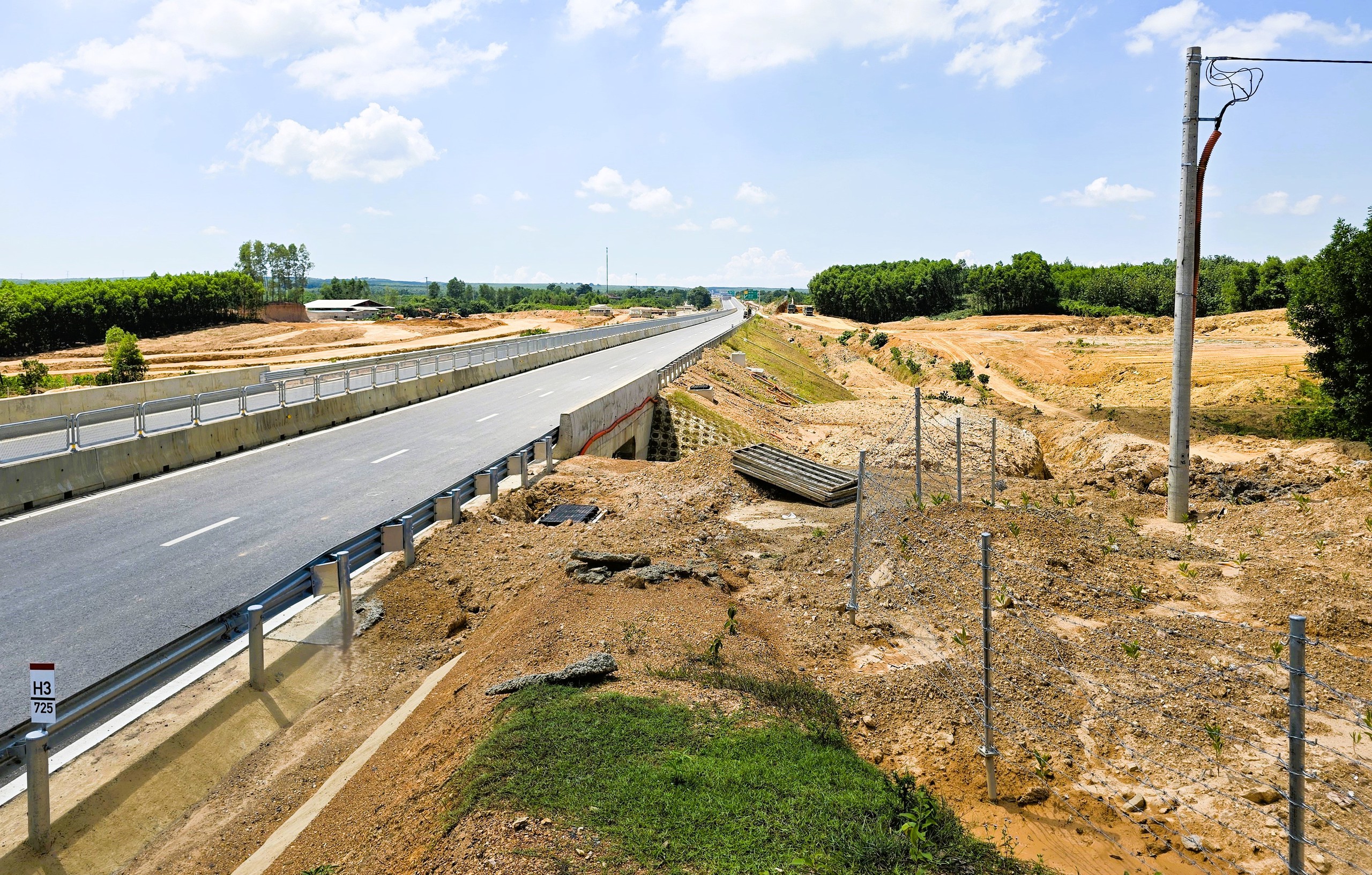 Đẩy nhanh tiến độ trạm dừng nghỉ cao tốc Vạn Ninh - Cam Lộ- Ảnh 4. Đẩy nhanh tiến độ trạm dừng nghỉ cao tốc Vạn Ninh - Cam Lộ- Ảnh 4.