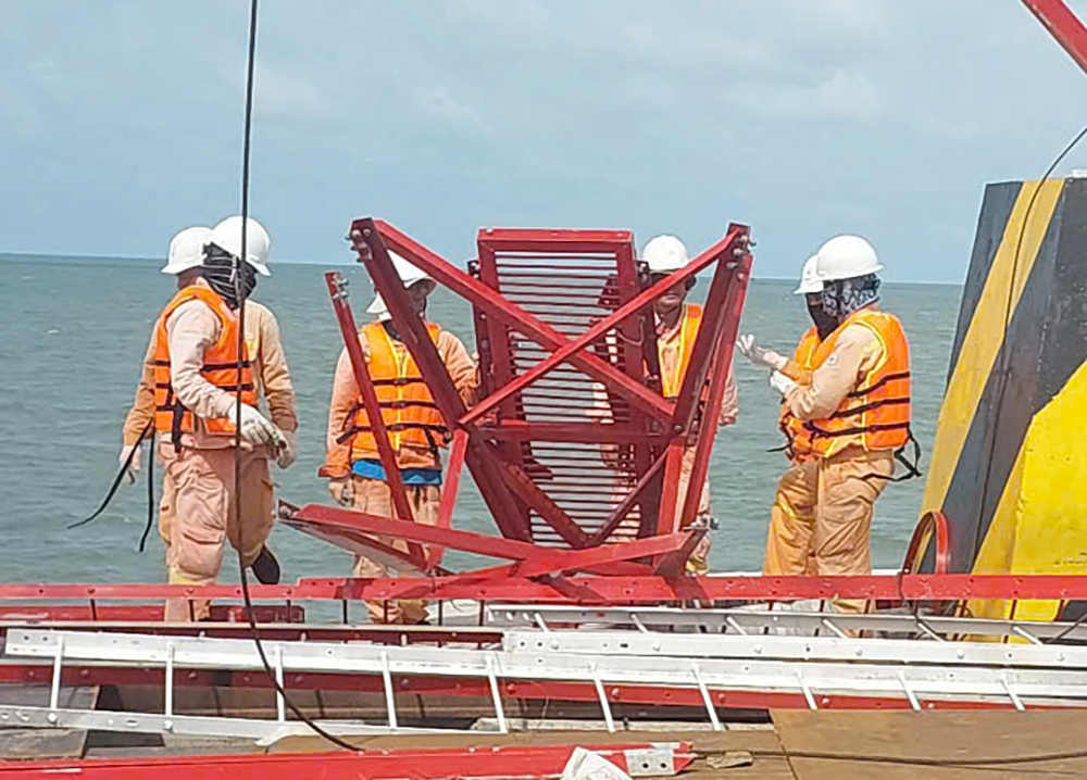 EVNNPT tăng cường lực lượng, tiếp sức cho dự án cấp điện ra Côn Đảo- Ảnh 1.