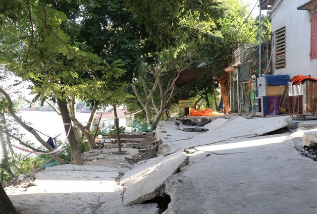 Hà Nội khẩn trương xử lý sự cố lún, nứt đê hữu Cầu và hữu Hồng- Ảnh 1. Hà Nội khẩn trương xử lý sự cố lún, nứt đê hữu Cầu và hữu Hồng- Ảnh 1.