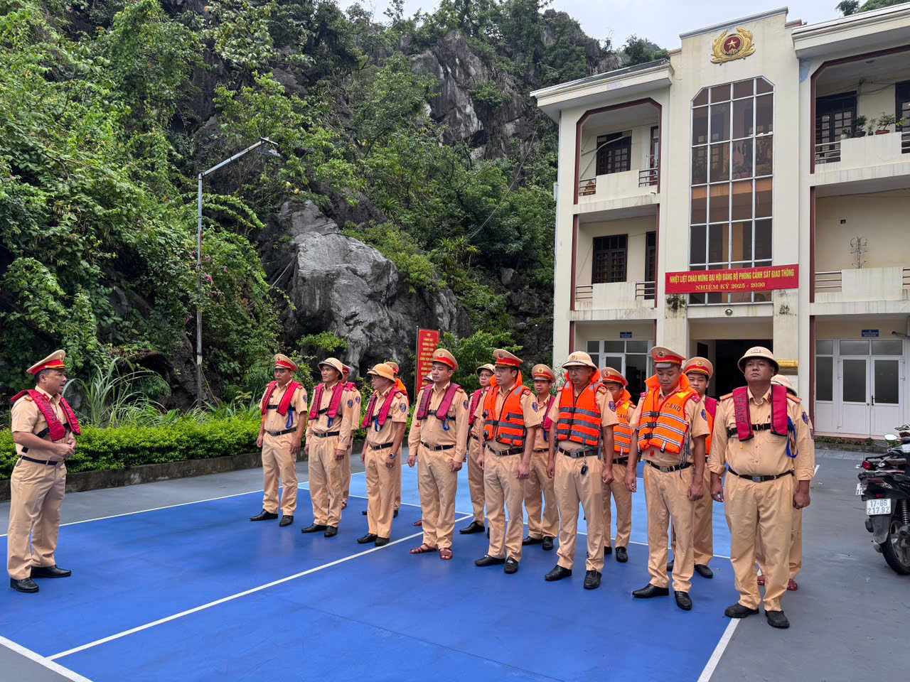 10 ngày, Quảng Ninh xử lý 31 vụ vi phạm giao thông đường thủy, phạt gần 214 triệu đồng- Ảnh 2. 10 ngày, Quảng Ninh xử lý 31 vụ vi phạm giao thông đường thủy, phạt gần 214 triệu đồng- Ảnh 2.