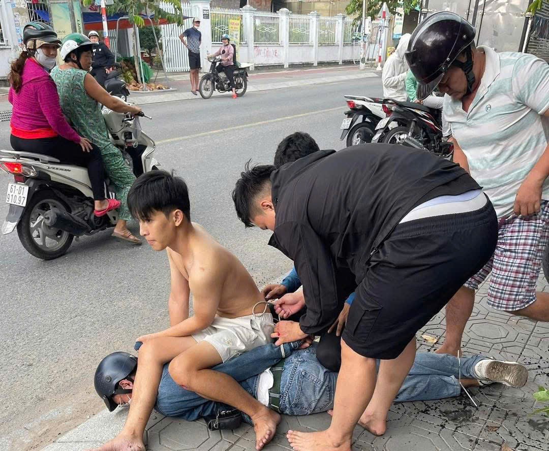 Bắt nóng kẻ giả mua vàng, cướp 2 lắc tại TP.HCM- Ảnh 1.