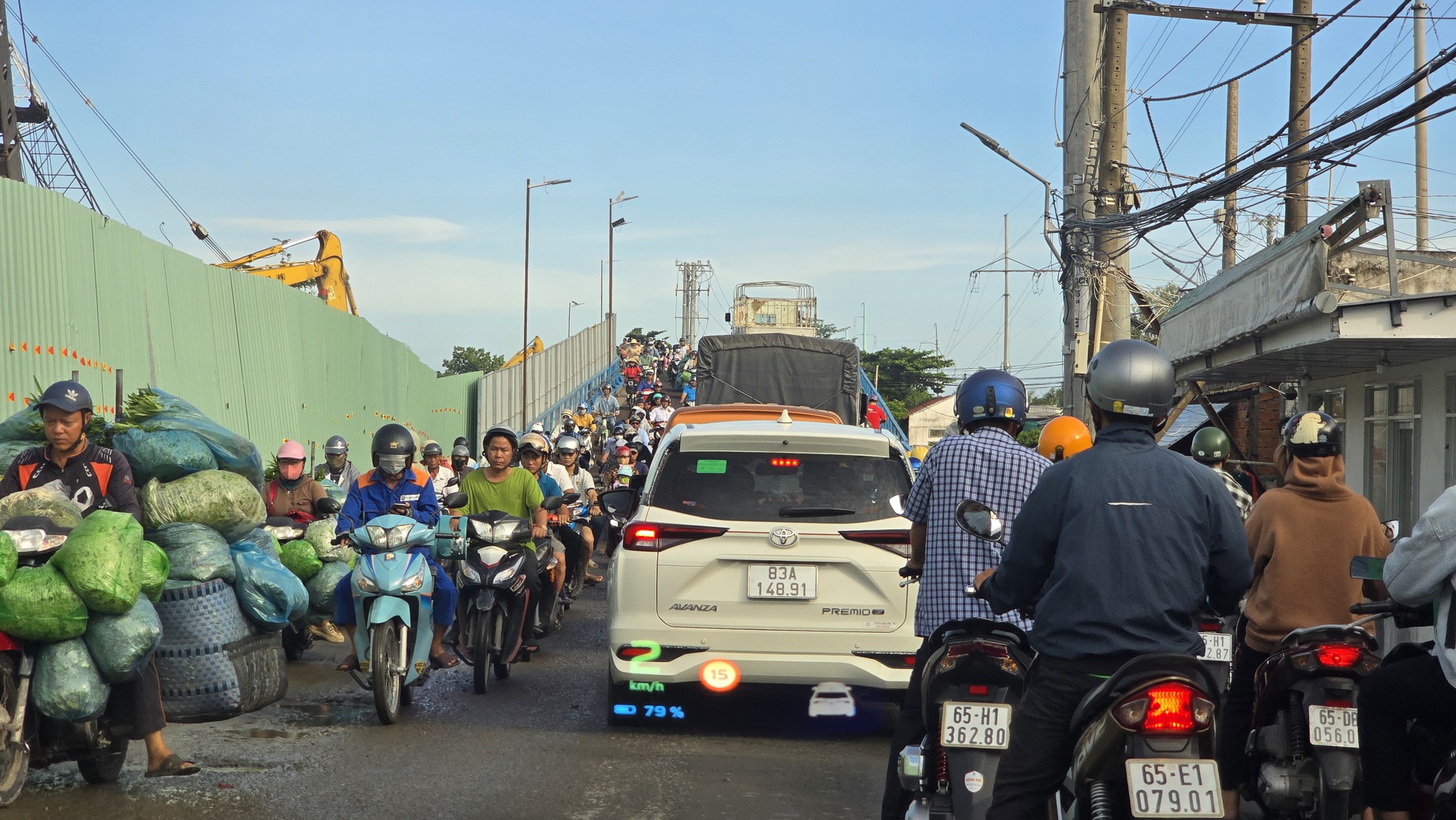 Cần Thơ: Dòng phương tiện xếp hàng dài chờ qua cầu tạm Ô Môn sau cơn mưa lớn- Ảnh 1. Cần Thơ: Dòng phương tiện xếp hàng dài chờ qua cầu tạm Ô Môn sau cơn mưa lớn- Ảnh 1.