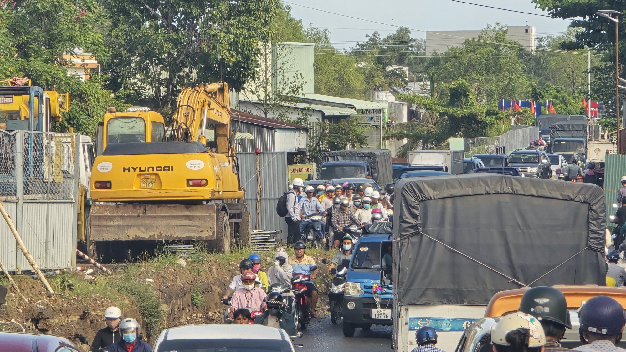 Cần Thơ: Dòng phương tiện xếp hàng dài chờ qua cầu tạm Ô Môn sau cơn mưa lớn- Ảnh 3. Cần Thơ: Dòng phương tiện xếp hàng dài chờ qua cầu tạm Ô Môn sau cơn mưa lớn- Ảnh 3.