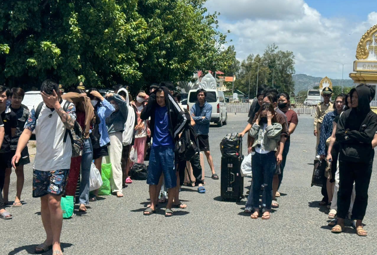 An Giang tiếp nhận 72 công dân Việt Nam do Campuchia trao trả- Ảnh 2. An Giang tiếp nhận 72 công dân Việt Nam do Campuchia trao trả- Ảnh 2.