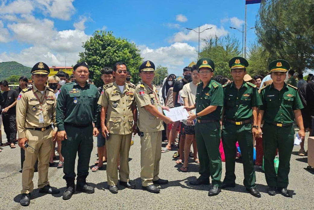 An Giang tiếp nhận 72 công dân Việt Nam do Campuchia trao trả- Ảnh 1. An Giang tiếp nhận 72 công dân Việt Nam do Campuchia trao trả- Ảnh 1.