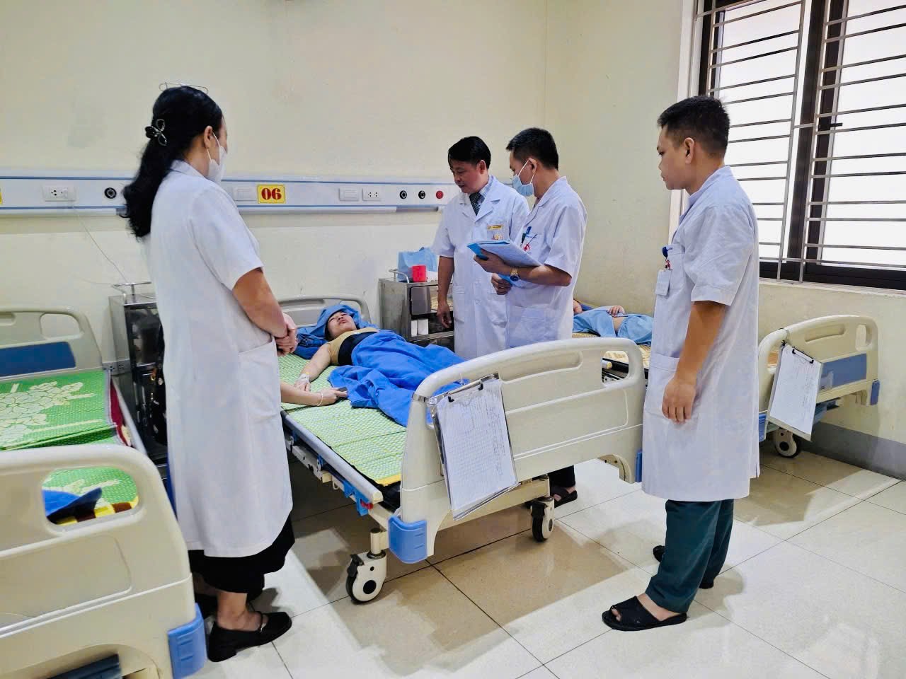 Vụ lùi xe ở nhà văn hóa, bé trai 8 tuổi tử vong: Các nạn nhân bị thương hiện ra sao?- Ảnh 1. Vụ lùi xe ở nhà văn hóa, bé trai 8 tuổi tử vong: Các nạn nhân bị thương hiện ra sao?- Ảnh 1.