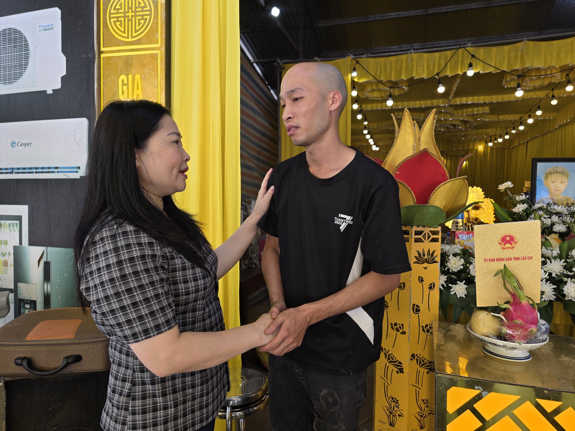 Bất ngờ danh tính tài xế lùi xe khiến bé 8 tuổi tử vong, 11 người bị thương ở Lào Cai- Ảnh 1. Bất ngờ danh tính tài xế lùi xe khiến bé 8 tuổi tử vong, 11 người bị thương ở Lào Cai- Ảnh 1.