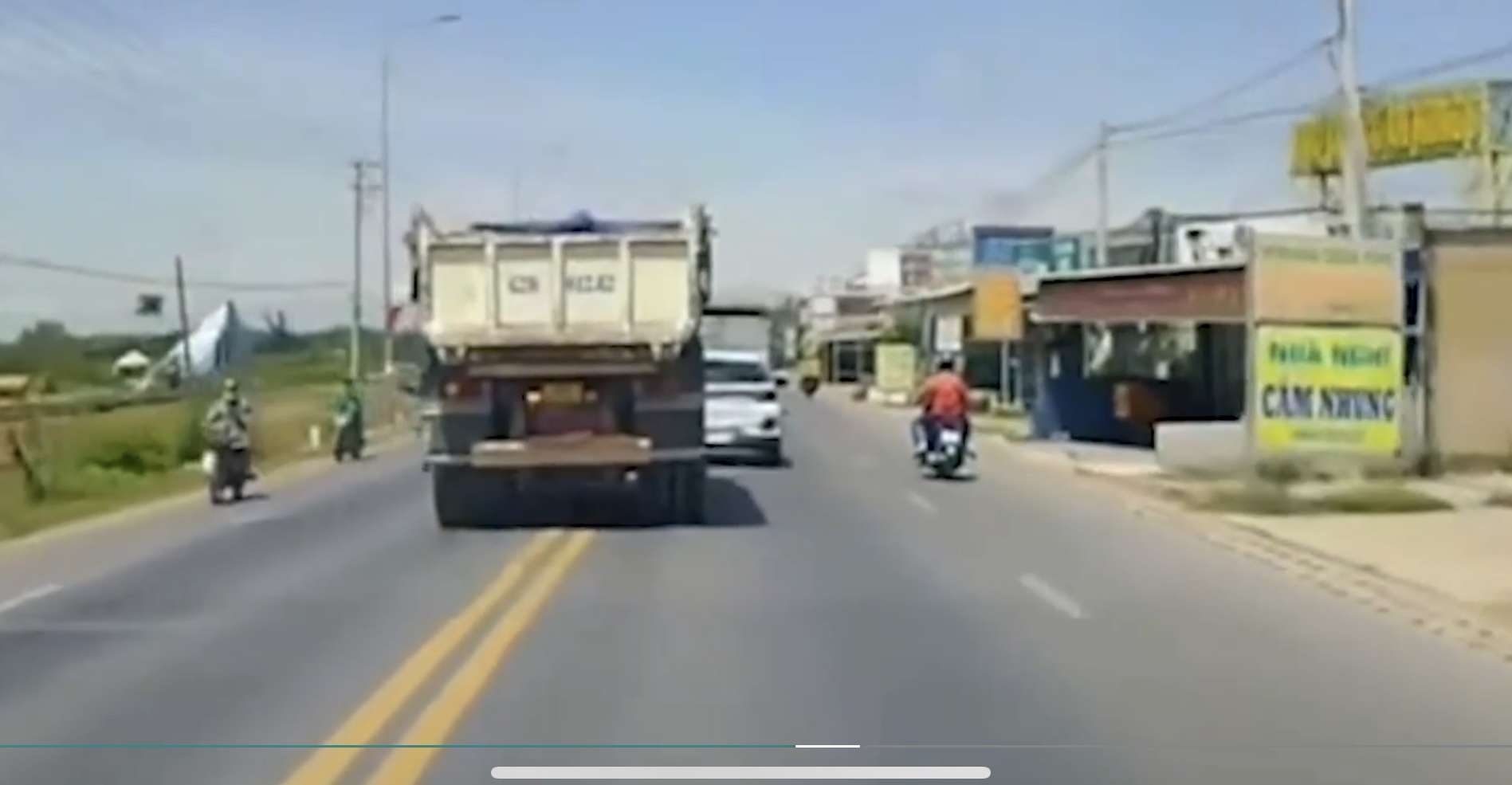 Tây Ninh: Lập biên bản tài xế xe ben đi ngược chiều trên tỉnh lộ 824- Ảnh 1. Tây Ninh: Lập biên bản tài xế xe ben đi ngược chiều trên tỉnh lộ 824- Ảnh 1.