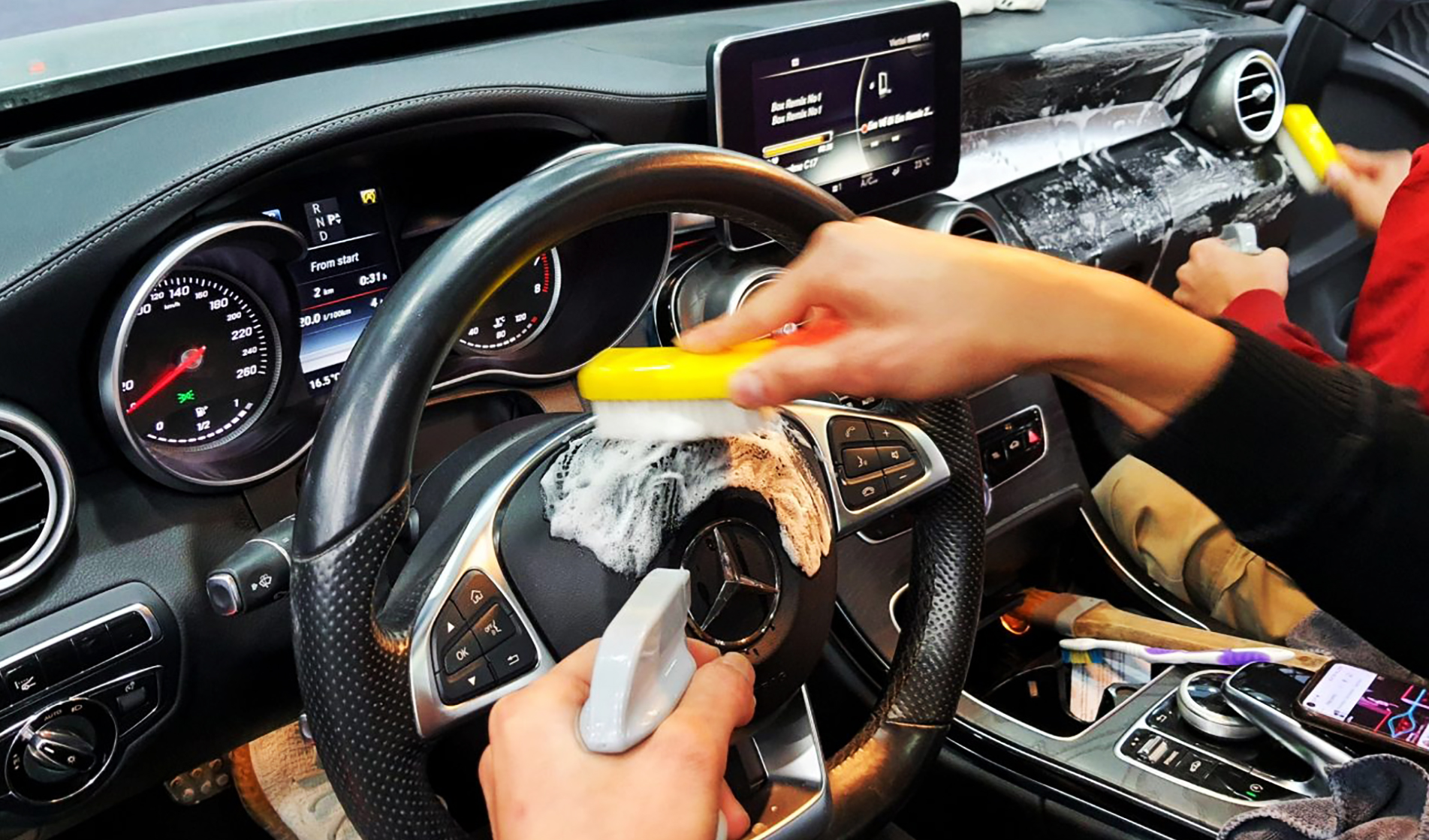Dọn sạch nội thất xe vẫn có mùi hôi, vì sao?- Ảnh 1.