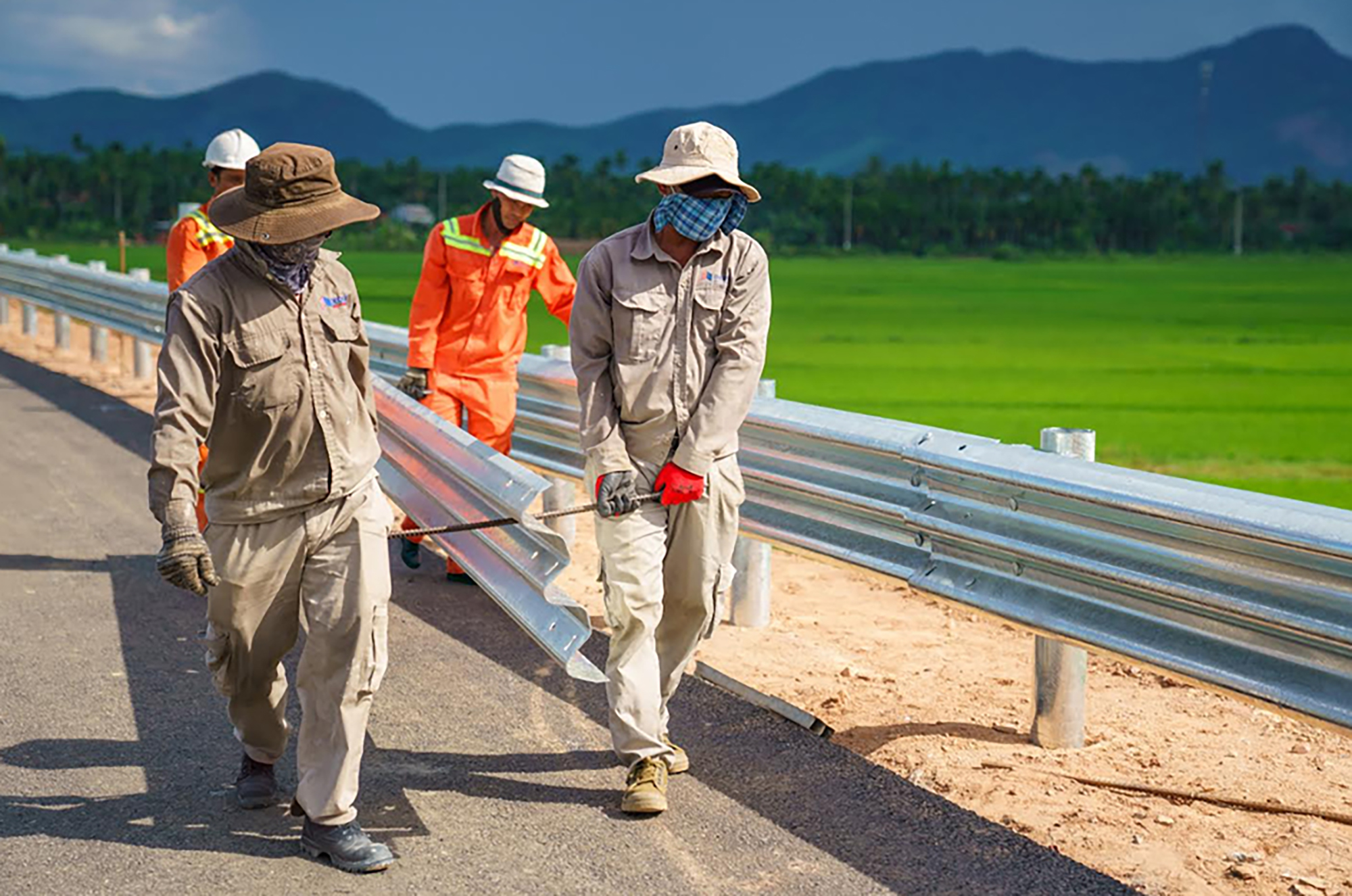 Sẵn sàng thông xe 220km cao tốc dọc miền Trung- Ảnh 1. Sẵn sàng thông xe 220km cao tốc dọc miền Trung- Ảnh 1.