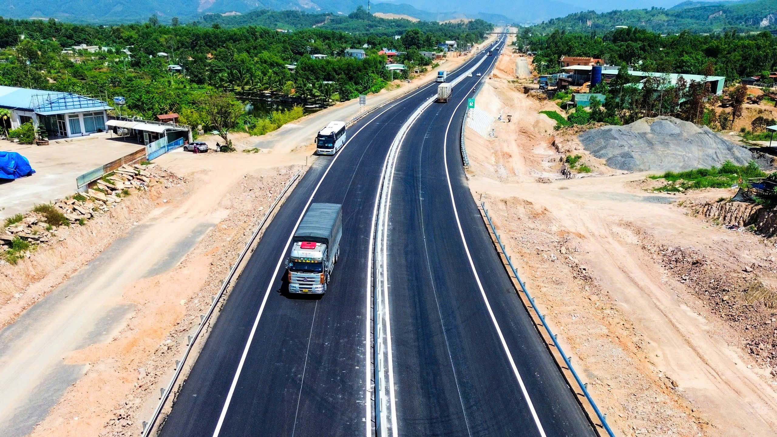 Sẵn sàng thông xe 220km cao tốc dọc miền Trung- Ảnh 2. Sẵn sàng thông xe 220km cao tốc dọc miền Trung- Ảnh 2.