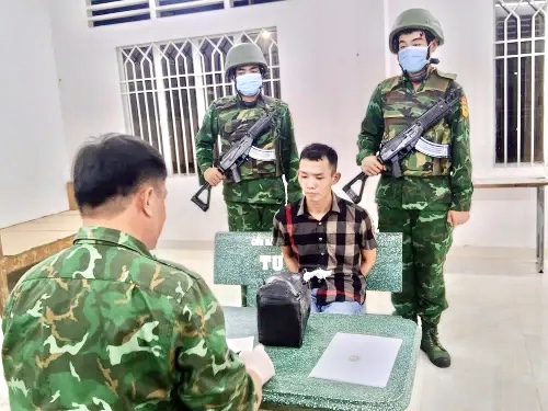 Tây Ninh: Bắt giữ đối tượng vận chuyển gần 3,7kg ma túy từ Campuchia vào Việt Nam- Ảnh 1. Tây Ninh: Bắt giữ đối tượng vận chuyển gần 3,7kg ma túy từ Campuchia vào Việt Nam- Ảnh 1.