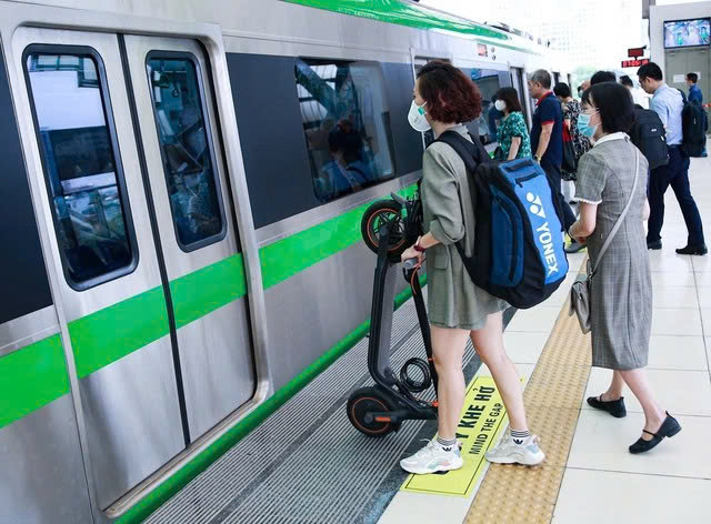Hà Nội Metro lên tiếng về thông tin cấm mang xe điện lên tàu- Ảnh 1. Hà Nội Metro lên tiếng về thông tin cấm mang xe điện lên tàu- Ảnh 1.
