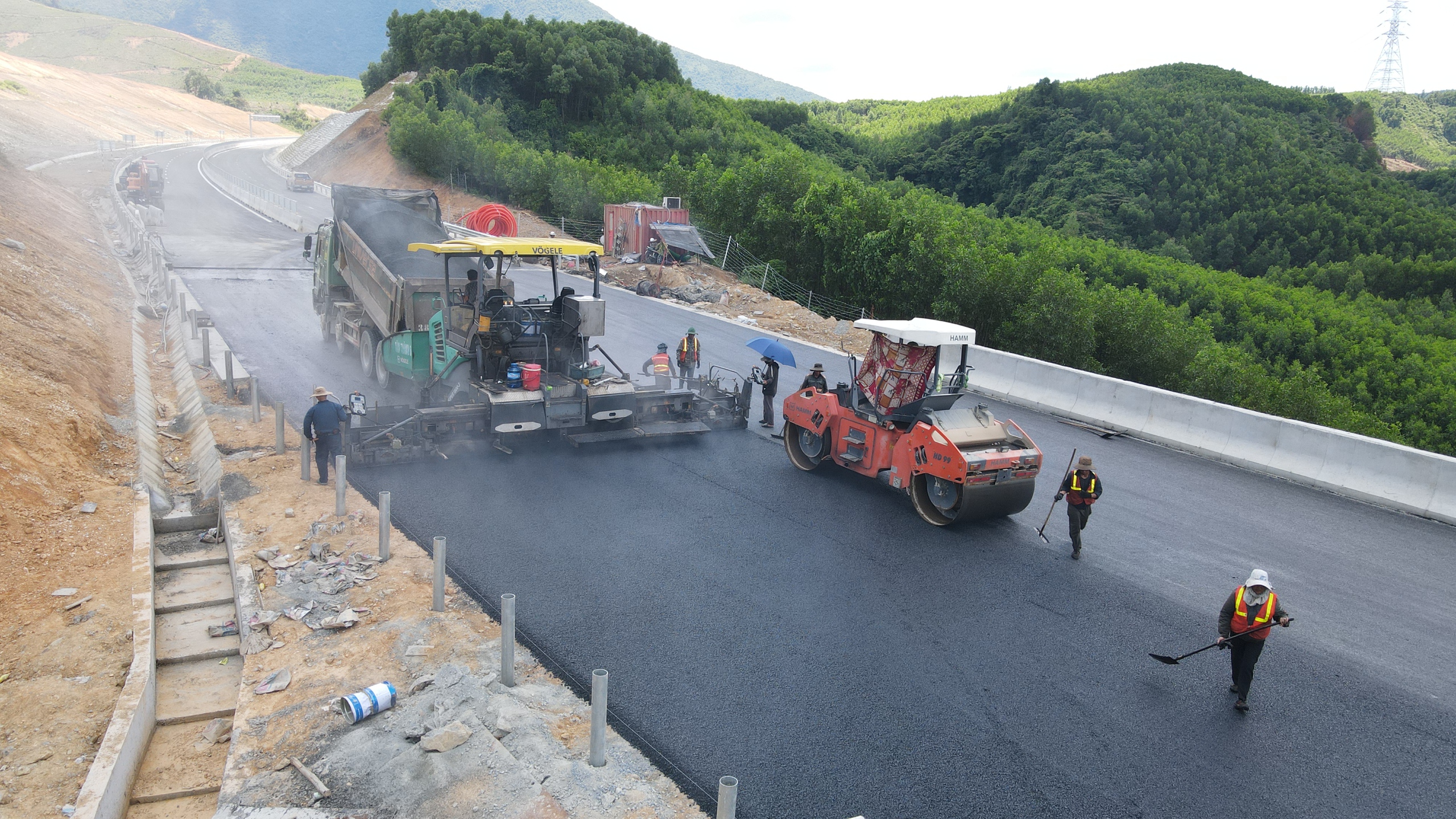 Ngắm khung cảnh hùng vĩ trên tuyến cao tốc Vũng Áng - Bùng trước ngày thông tuyến- Ảnh 2.