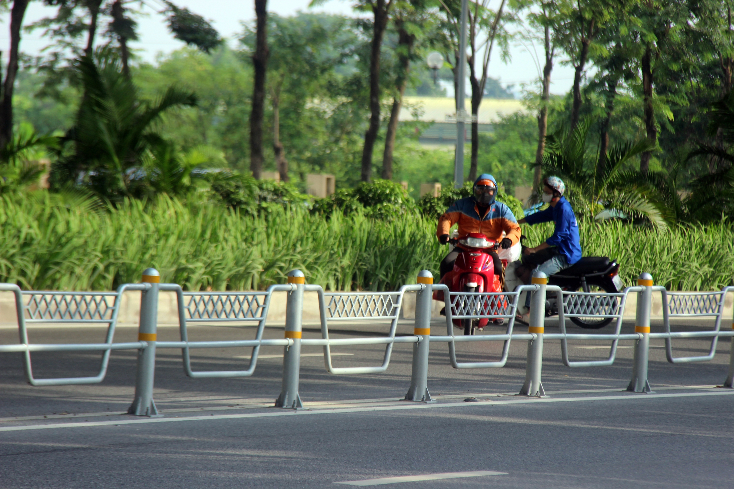 CSGT Hà Nội tăng cường phạt nguội xe máy lấn làn ô tô trên đường phân làn cứng- Ảnh 4. CSGT Hà Nội tăng cường phạt nguội xe máy lấn làn ô tô trên đường phân làn cứng- Ảnh 4.